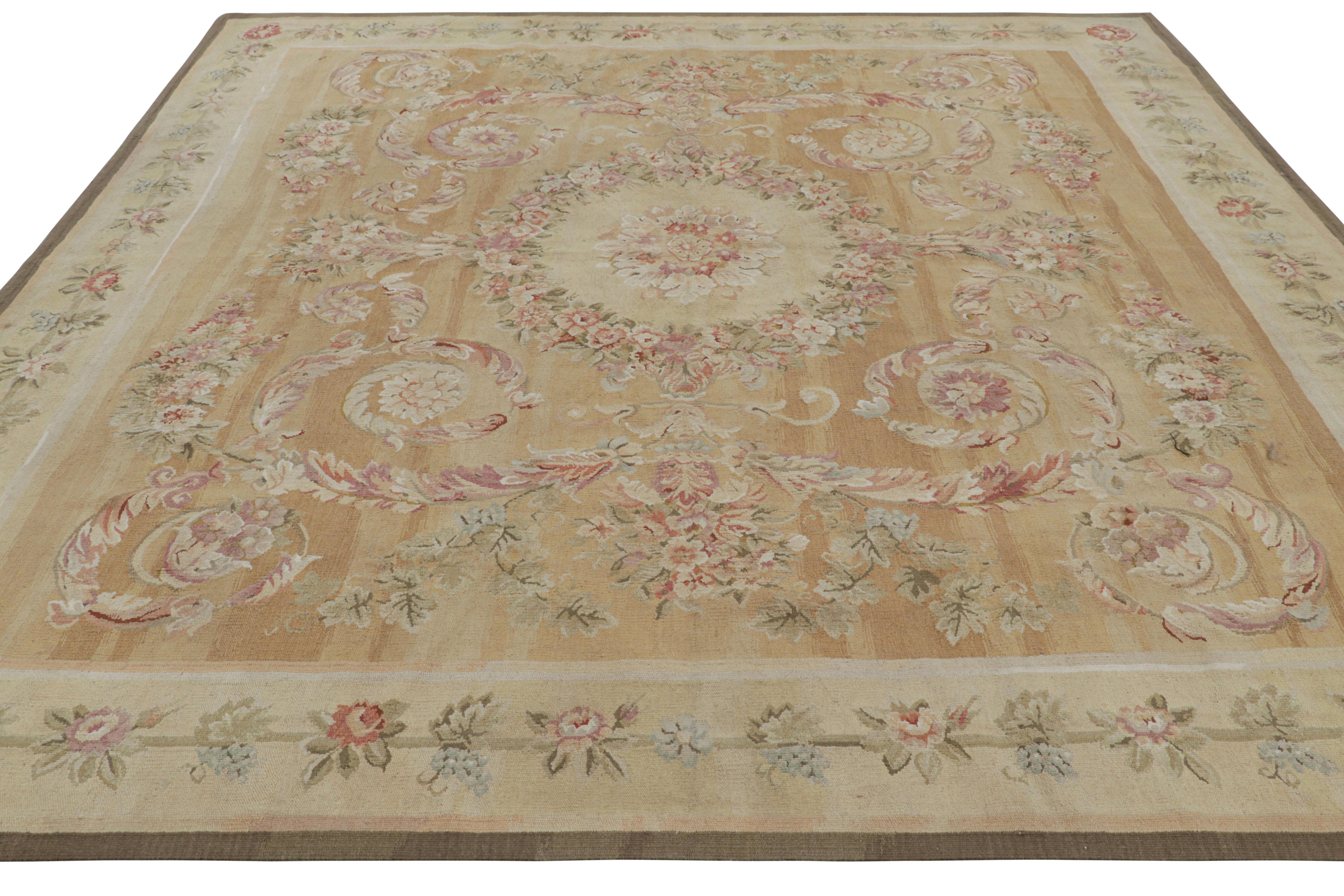 Alfombra estilo Aubusson de Rug & Kilim en dorado claro y crema con medallón floral en Nuevo estado para la venta en Long Island City, NY