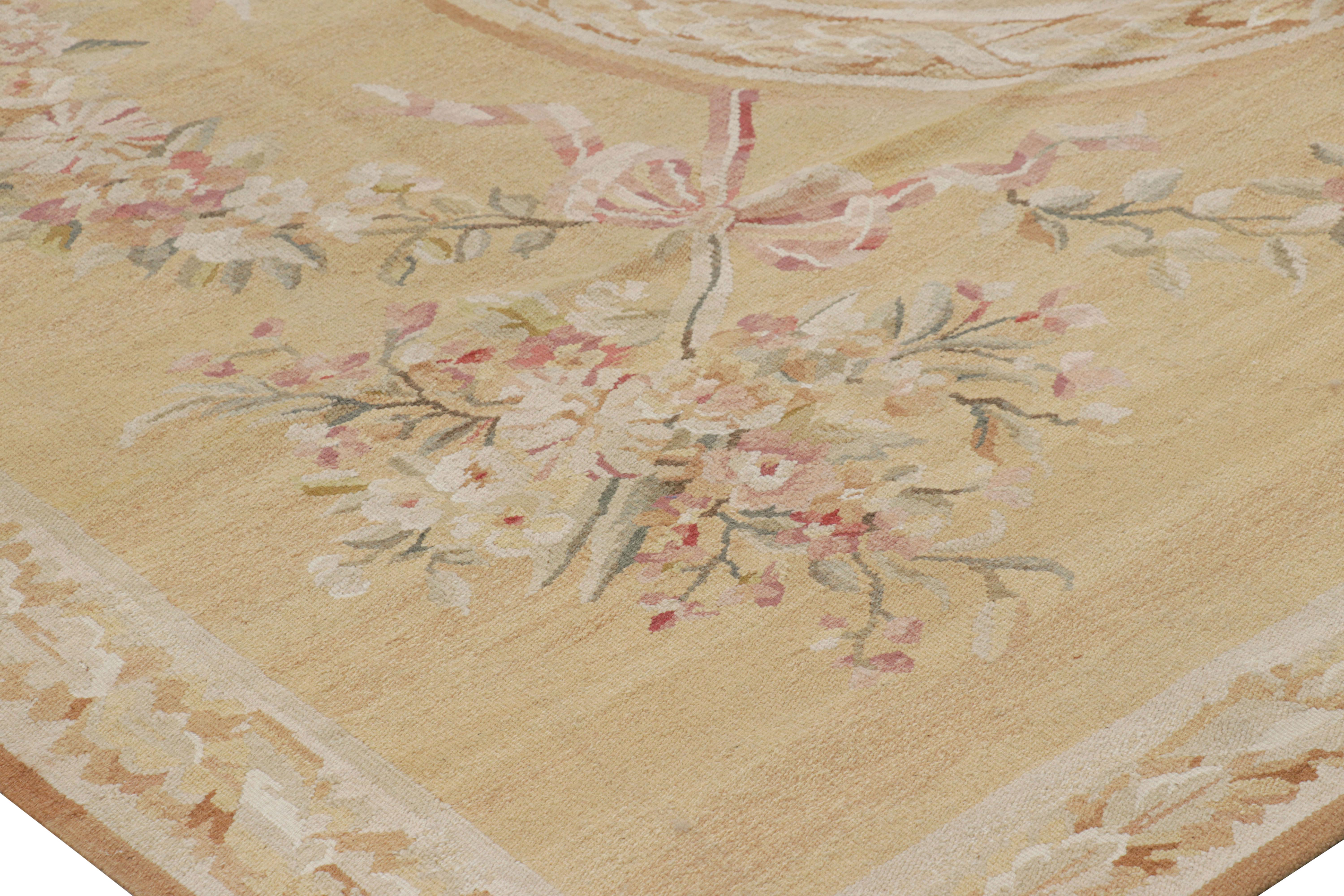 XXIe siècle et contemporain Tapis de style Aubusson de Rug & Kilim en or Light et crème avec médaillon floral en vente