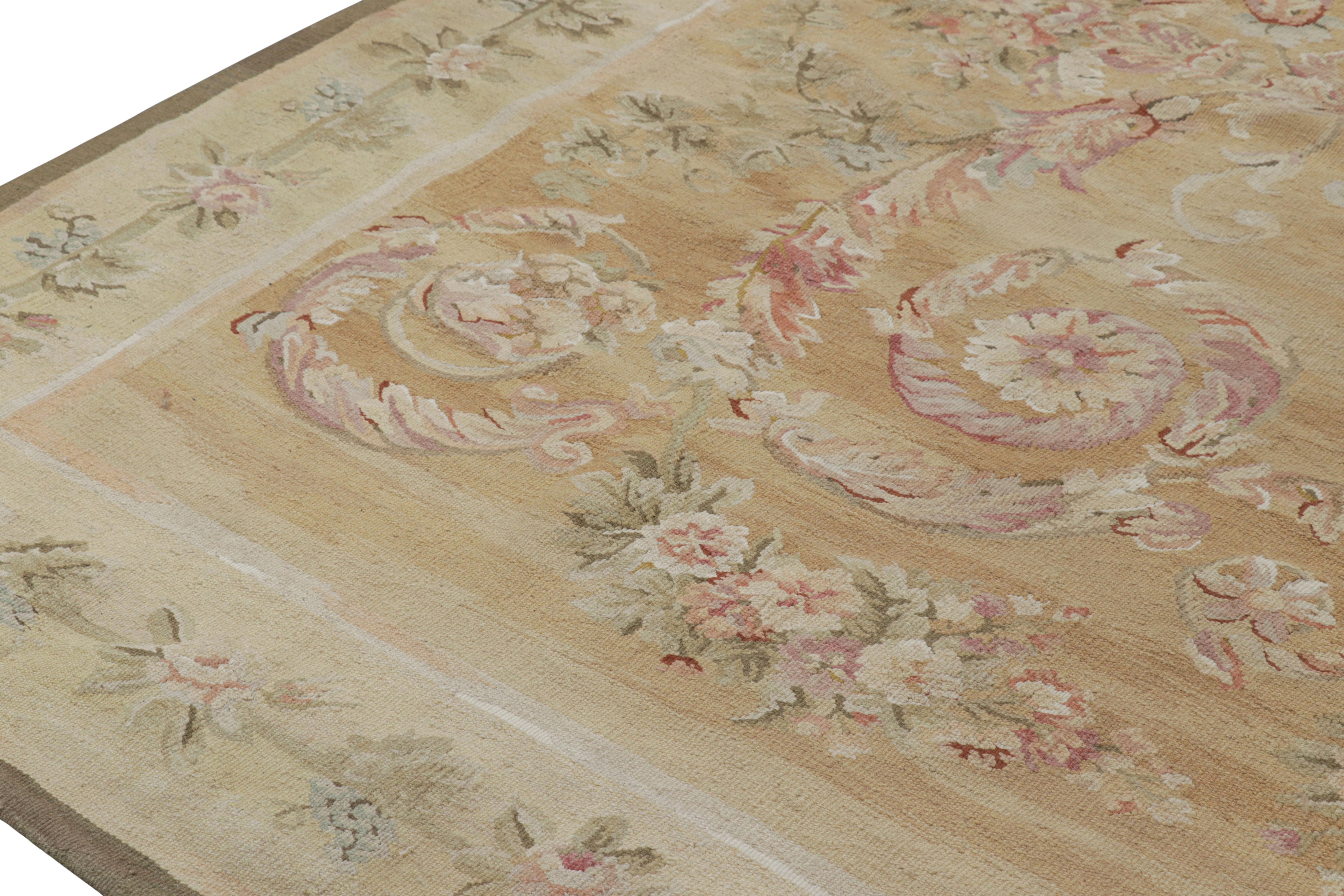 Alfombra estilo Aubusson de Rug & Kilim en dorado claro y crema con medallón floral Siglo XXI y contemporáneo en venta