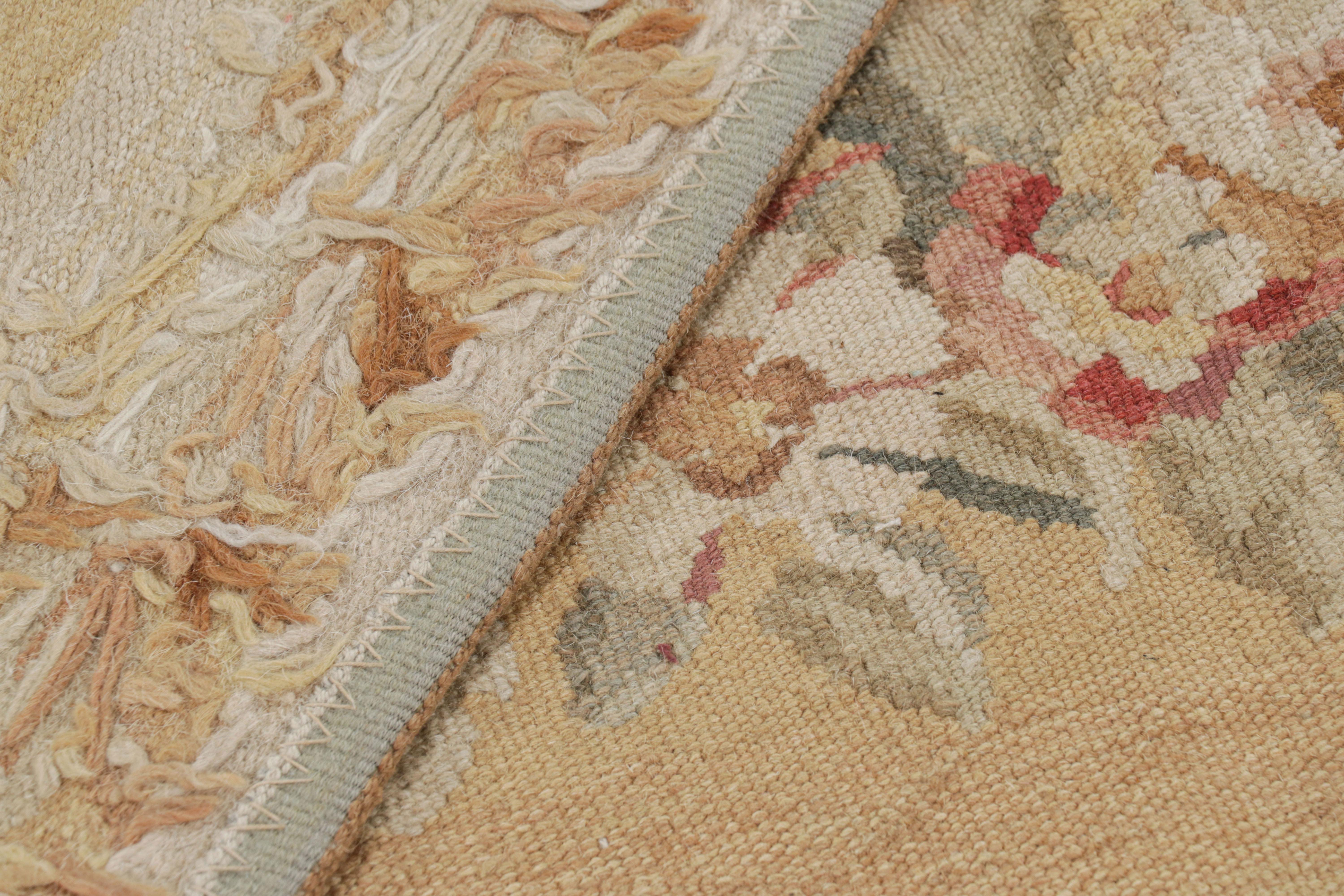 Laine Tapis de style Aubusson de Rug & Kilim en or Light et crème avec médaillon floral en vente