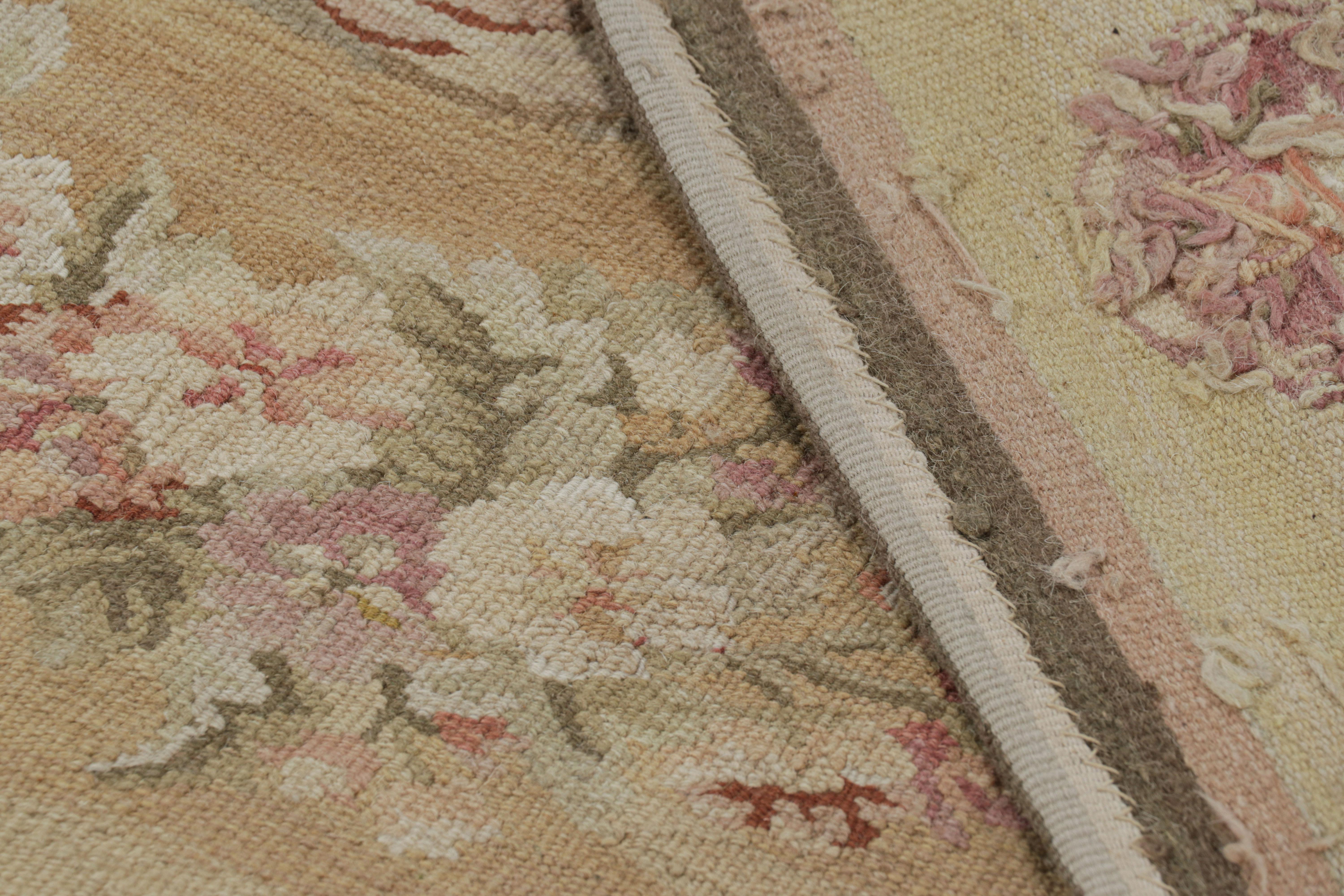 Alfombra estilo Aubusson de Rug & Kilim en dorado claro y crema con medallón floral Lana en venta