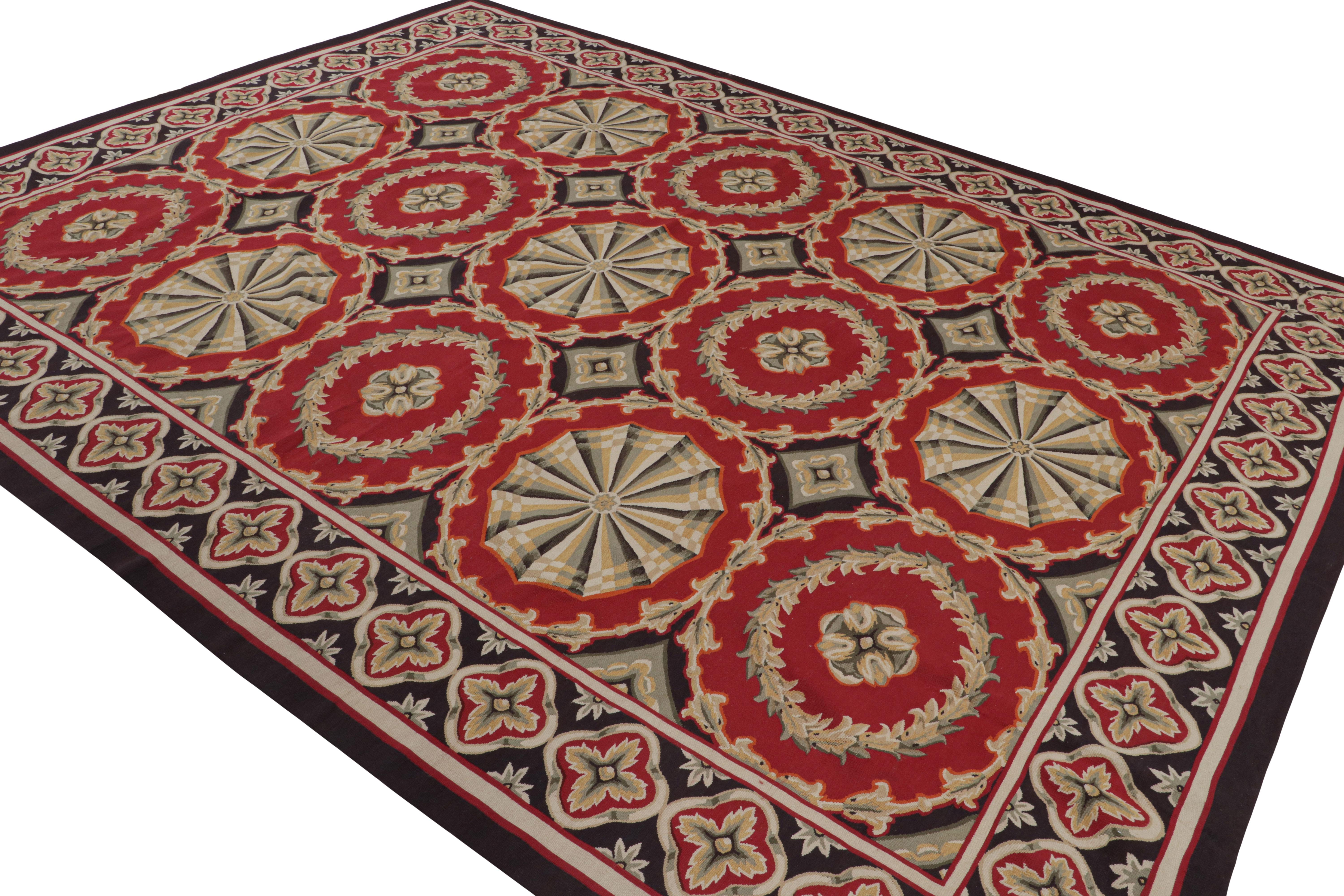 Rug & Kilim's Aubusson-Teppich mit roten und grauen Blumenmedaillons (Handgewebt) im Angebot