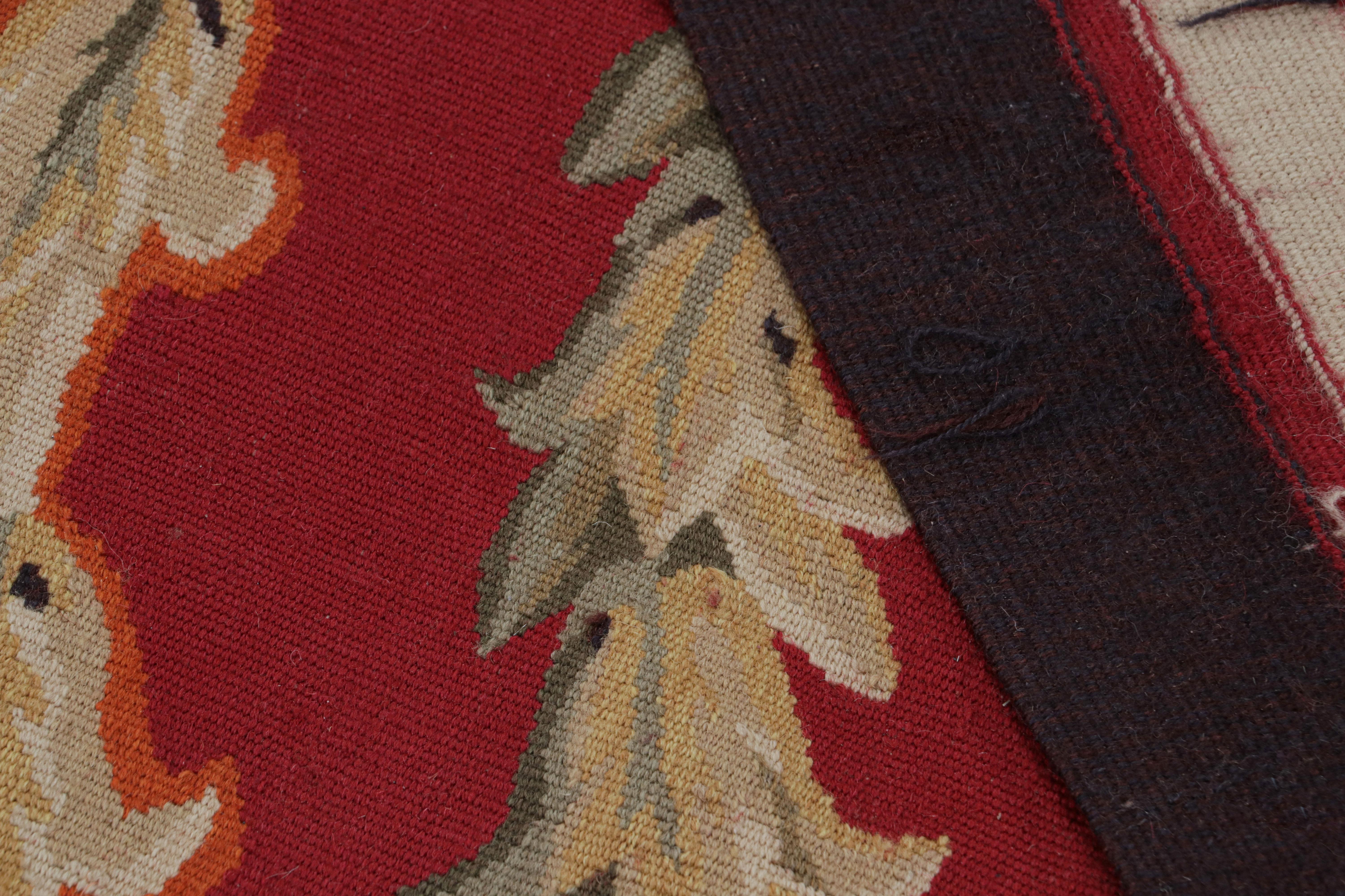 Rug & Kilim's Aubusson-Teppich mit roten und grauen Blumenmedaillons (Wolle) im Angebot