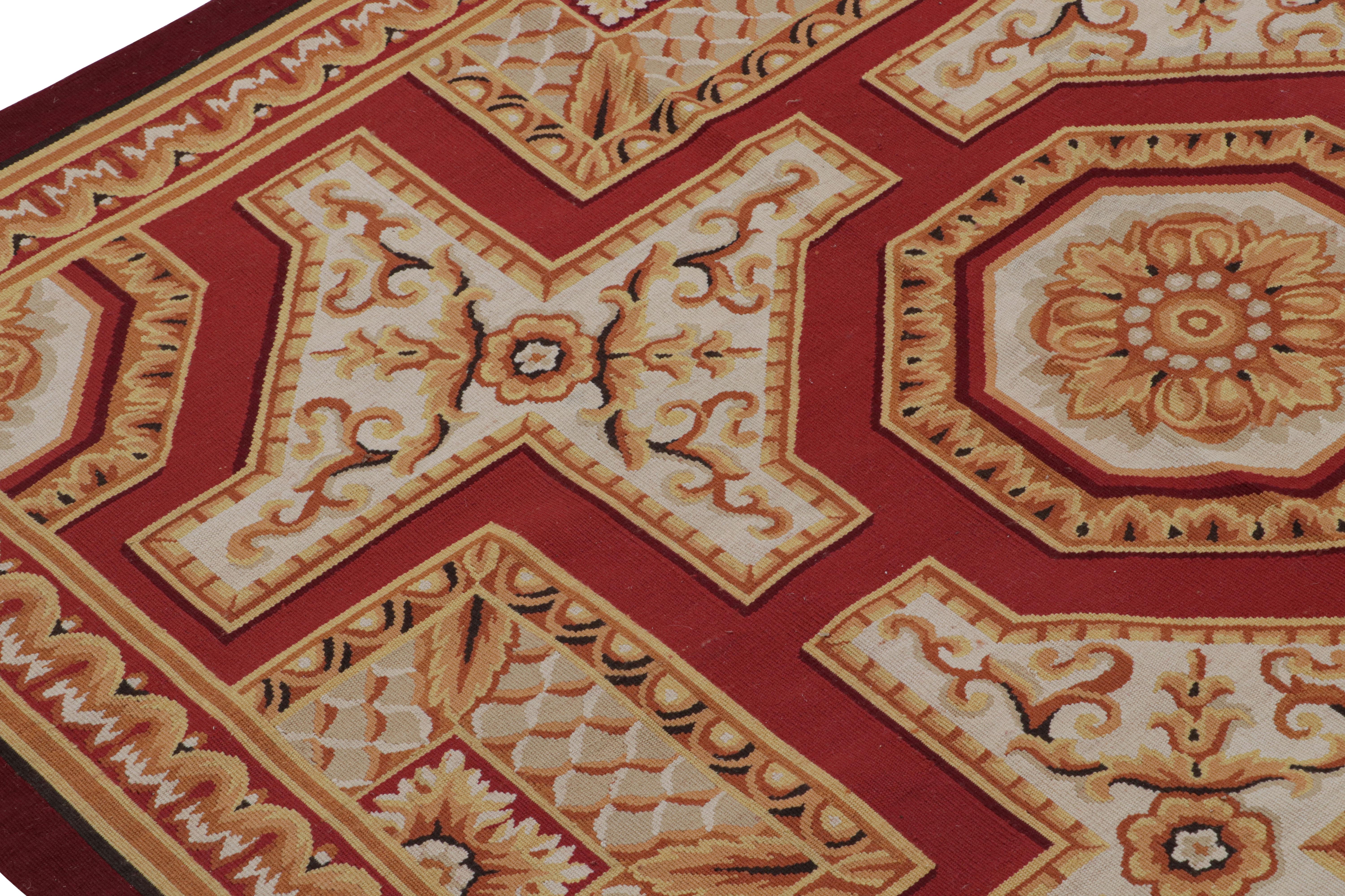 Rug & Kilim's Aubusson Style Teppich mit roten und goldenen Blumenmedaillons (21. Jahrhundert und zeitgenössisch) im Angebot