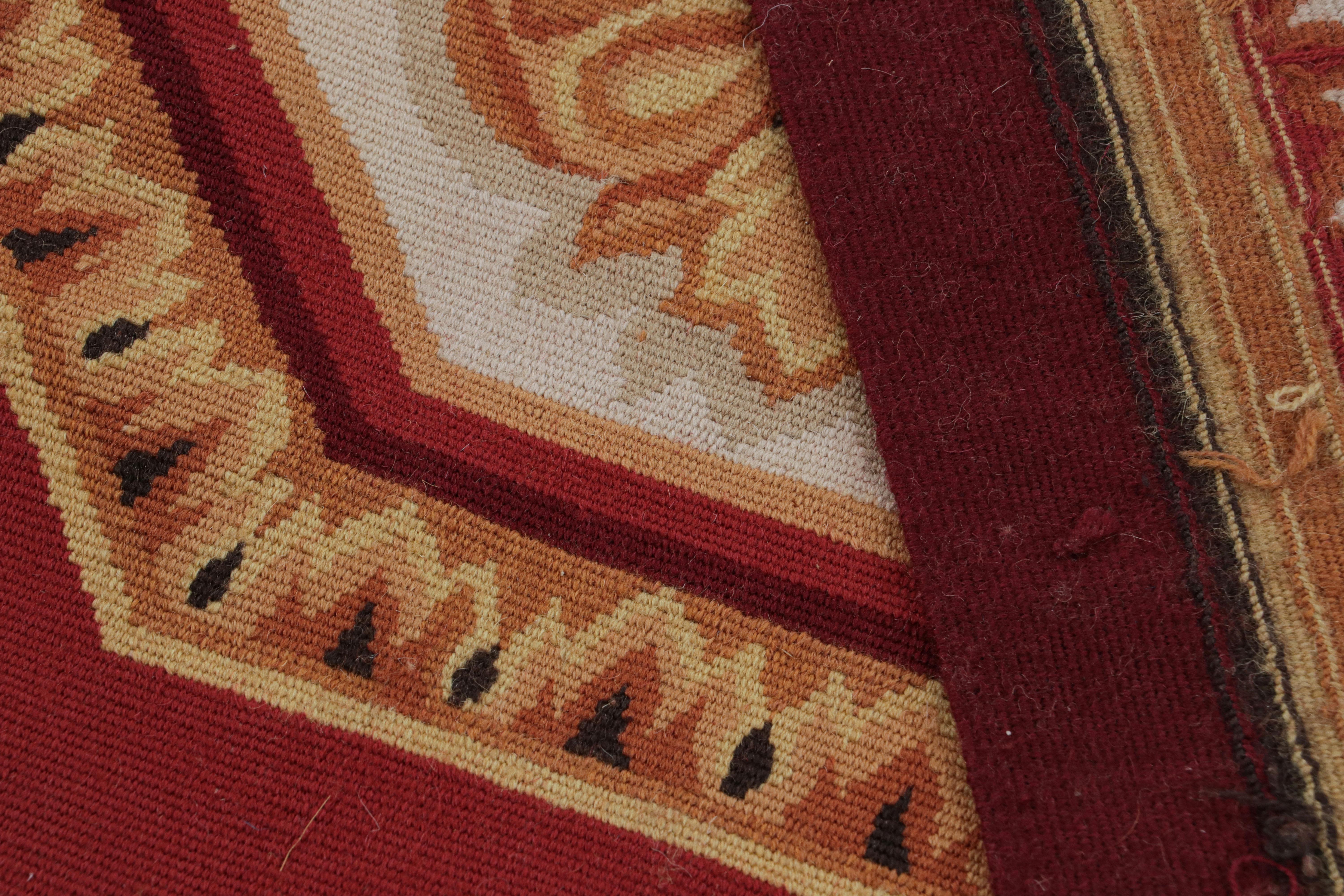 Rug & Kilim's Aubusson Style Teppich mit roten und goldenen Blumenmedaillons (Wolle) im Angebot