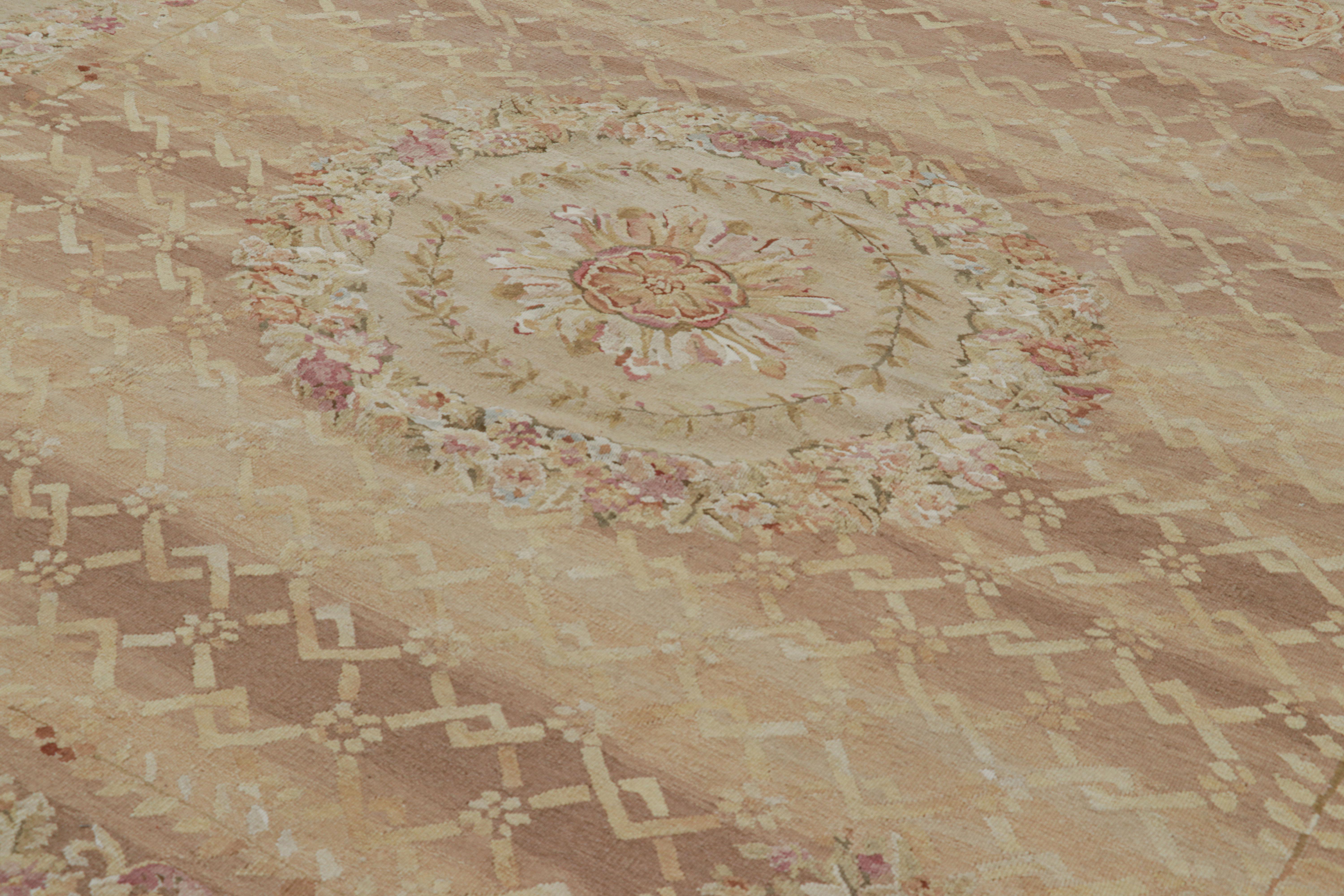 Tessuto a mano in lana a trama piatta, questo tappeto quadrato contemporaneo 9x9 è una novità della collezione di tappeti europei di Rug & Kilim, uno dei suoi primi lavori, ispirato agli antichi tappeti e arazzi di Aubusson. 

Sul design: 

Gli