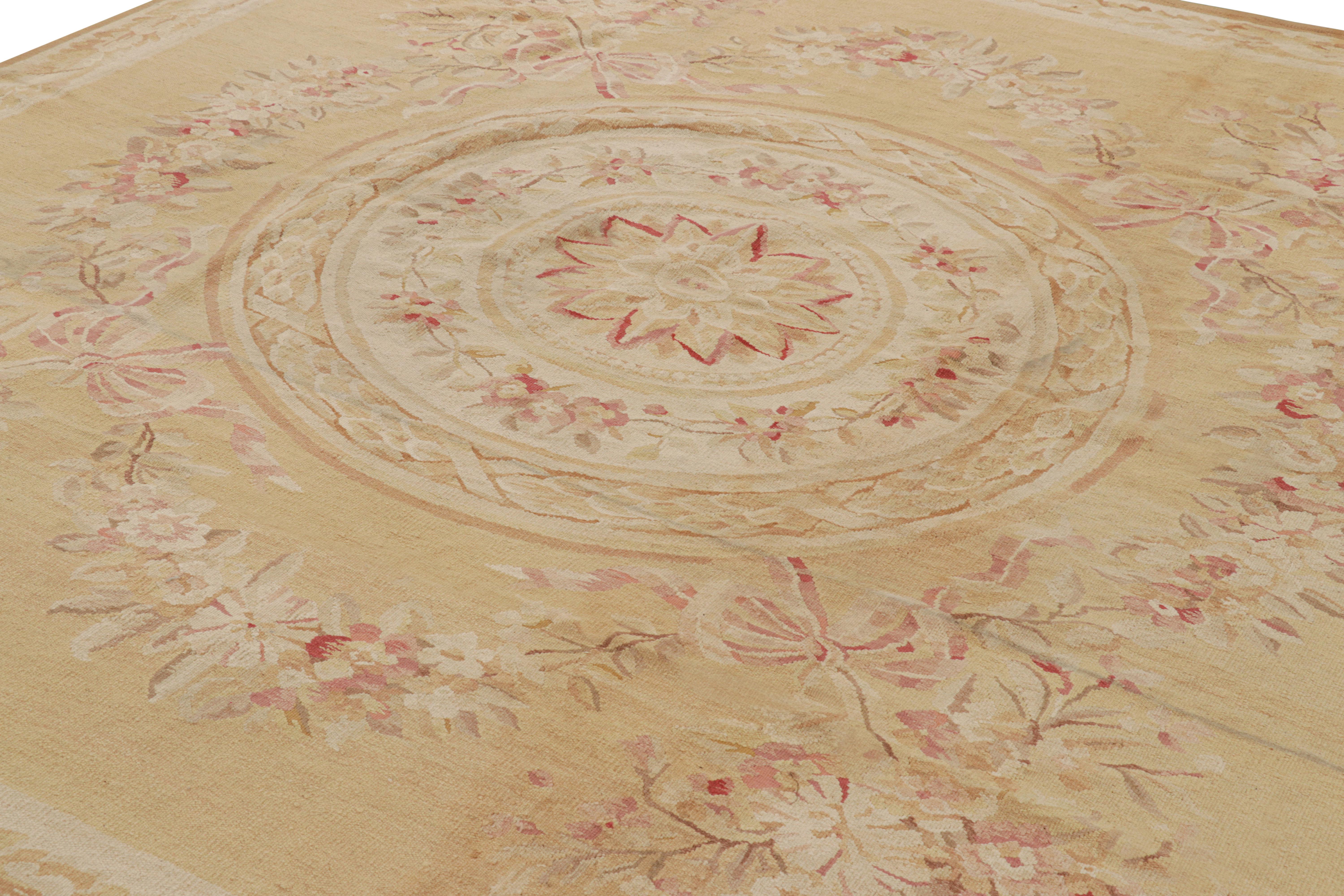 Tissé à la main en laine, ce tapis contemporain 10x10 est une nouveauté de la collection de tapis européens de Rug & Kilim - l'une de ses premières œuvres, inspirée par les tapis et tapisseries antiques d'Aubusson. 

Sur le Design : 

Les