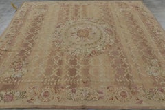 Alfombra cuadrada estilo Aubusson de Rug & Kilim en dorado y beige con medallón floral