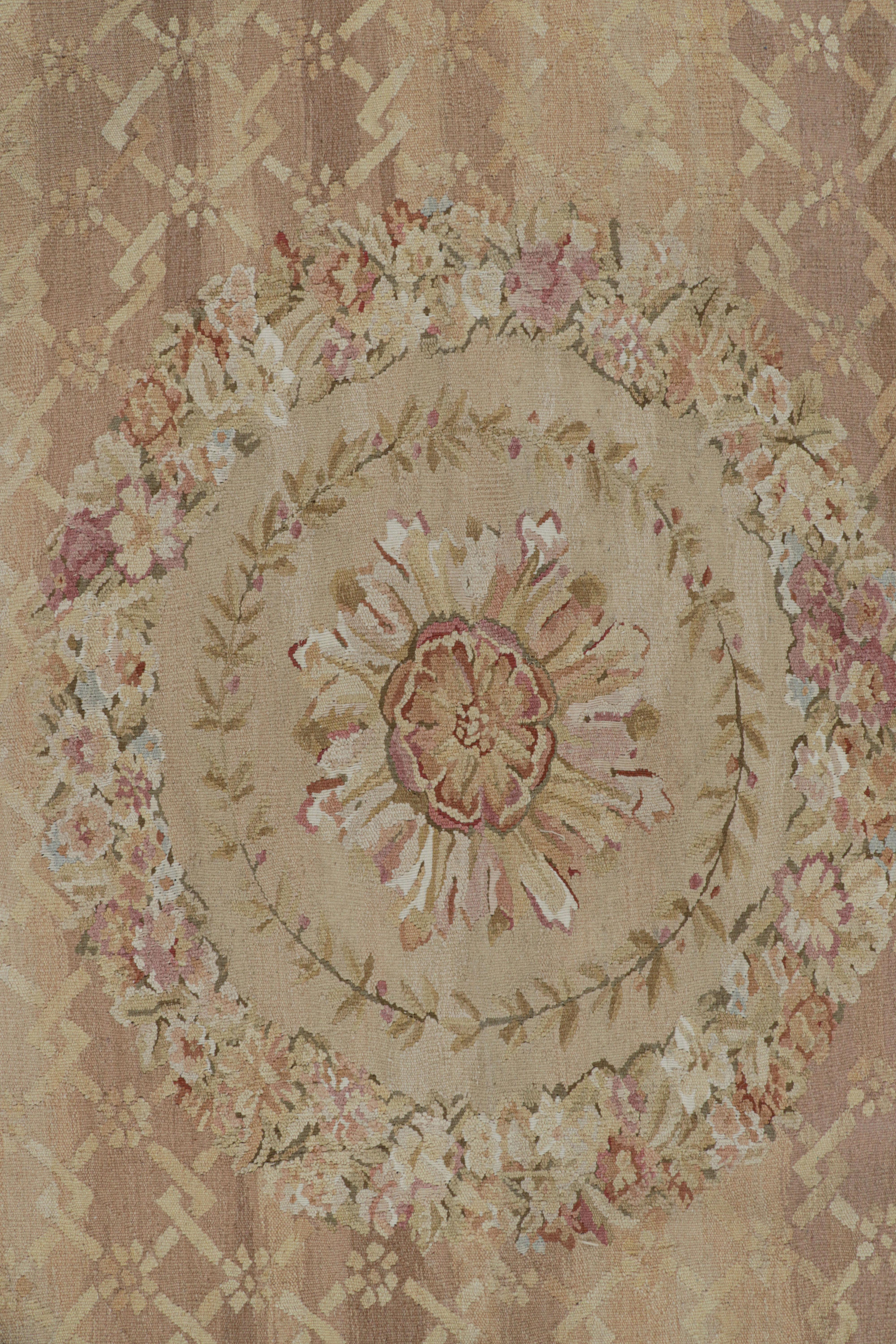 Cinese Rug & Kilim - Tappeto quadrato in stile Aubusson in oro e beige con medaglione floreale in vendita