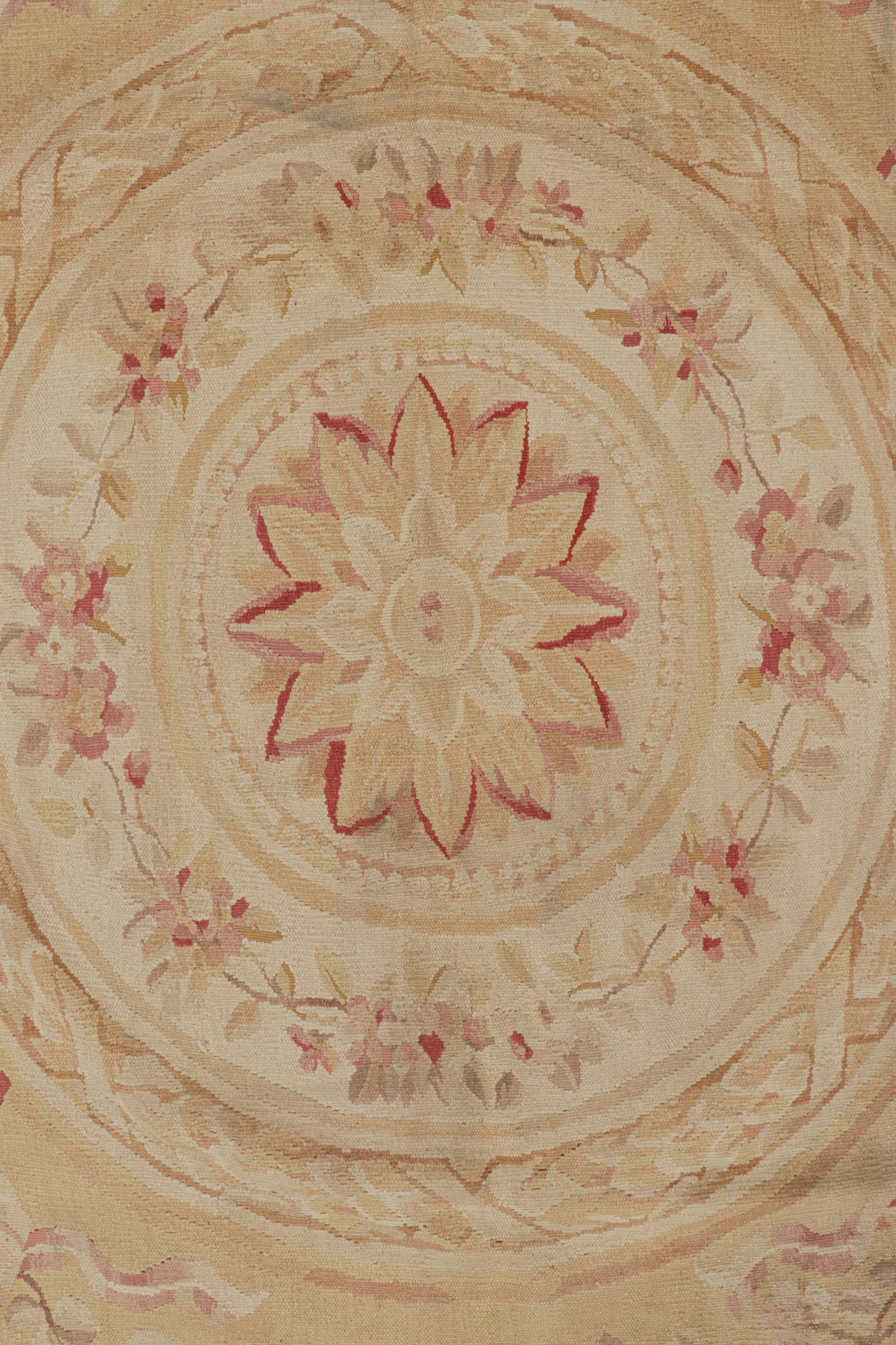 Chinois Rug & Kilim's Aubusson Style Square Rug in Gold and Beige with Floral Medallion (tapis carré de style Aubusson en or et beige avec médaillon floral) en vente
