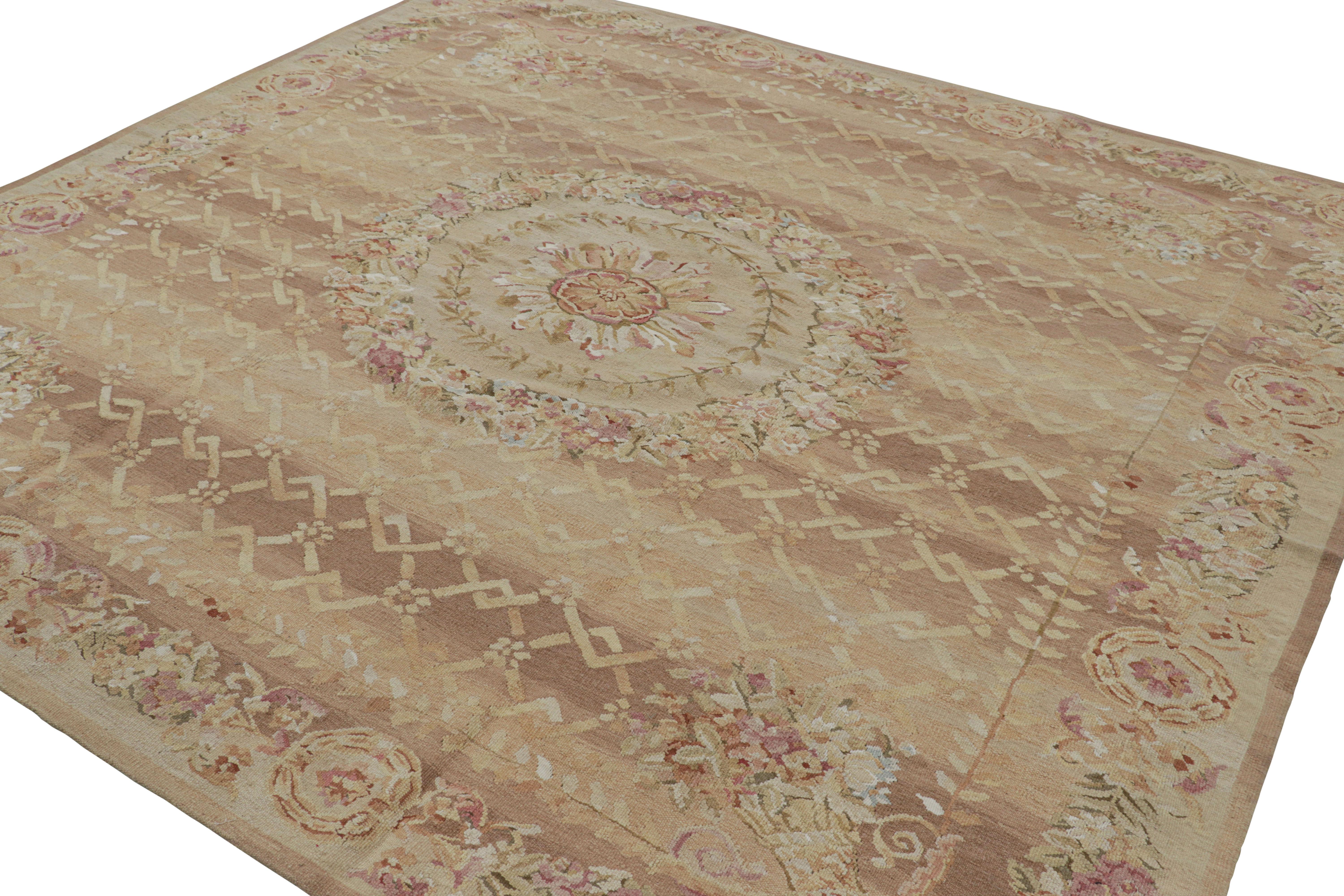 Tessuto a mano Rug & Kilim - Tappeto quadrato in stile Aubusson in oro e beige con medaglione floreale in vendita