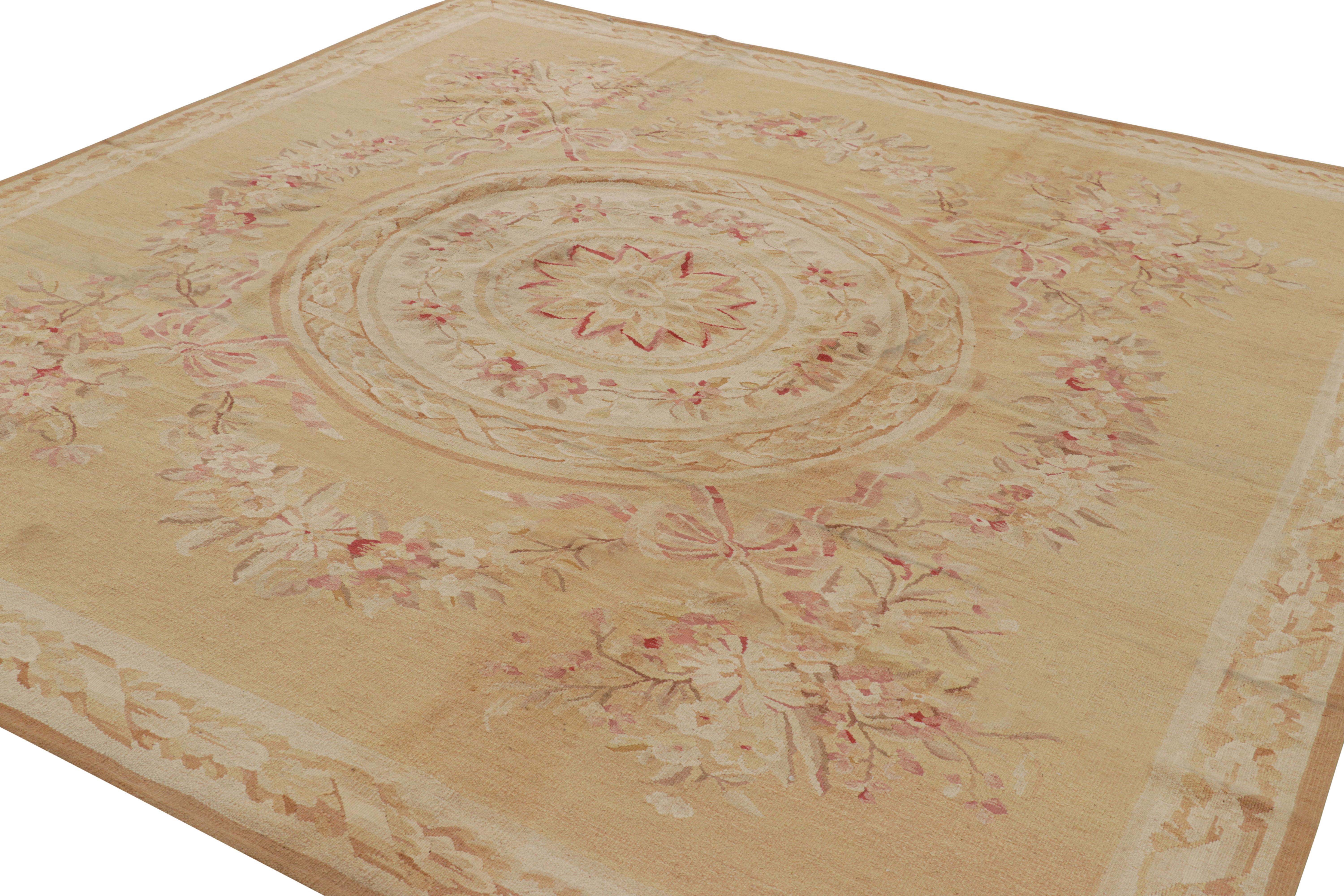 Tissé à la main Rug & Kilim's Aubusson Style Square Rug in Gold and Beige with Floral Medallion (tapis carré de style Aubusson en or et beige avec médaillon floral) en vente