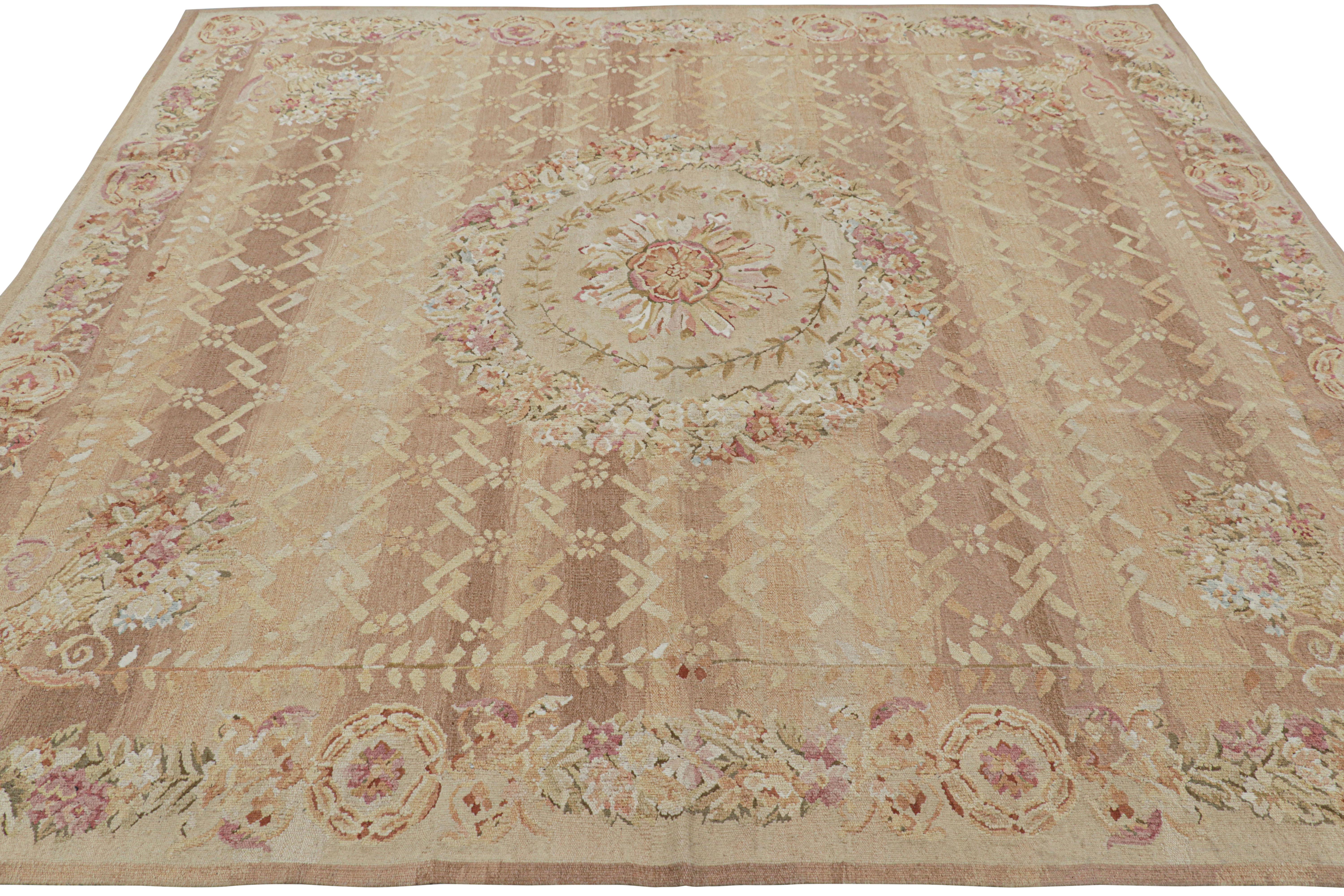 Rug & Kilim - Tappeto quadrato in stile Aubusson in oro e beige con medaglione floreale In condizioni Nuovo in vendita a Long Island City, NY