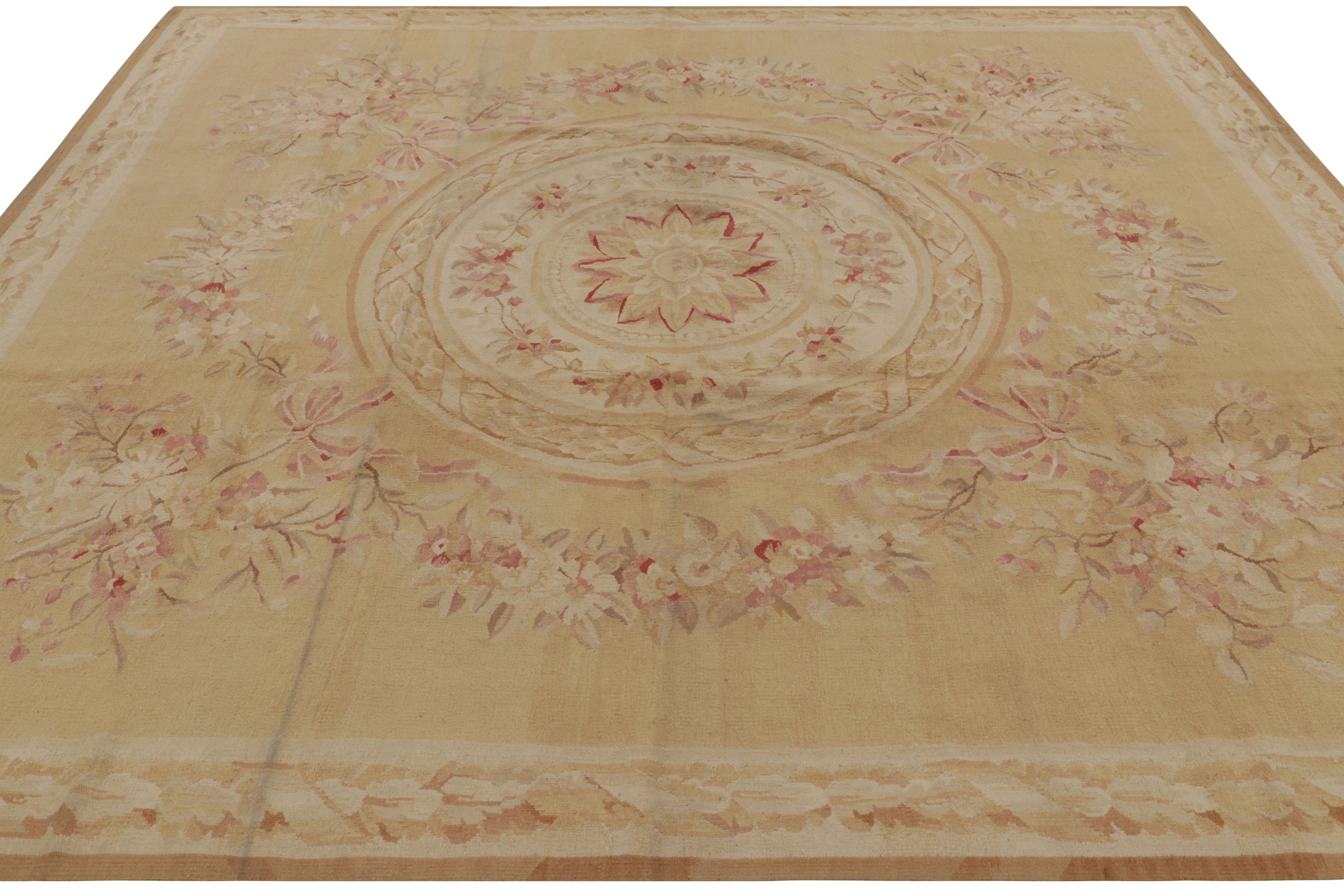 Rug & Kilim's Aubusson Style Square Rug in Gold and Beige with Floral Medallion (tapis carré de style Aubusson en or et beige avec médaillon floral) Neuf - En vente à Long Island City, NY
