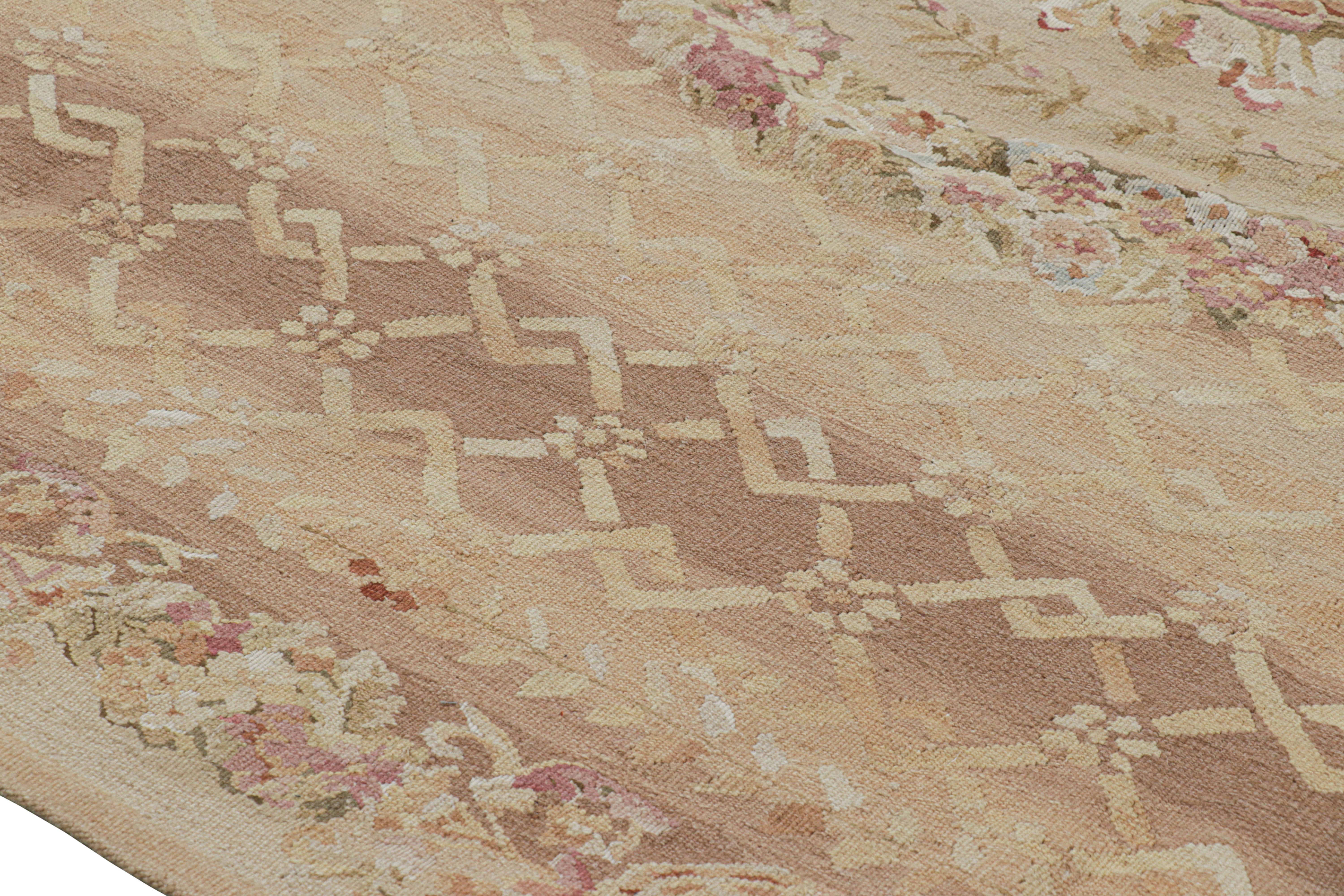 XXI secolo e contemporaneo Rug & Kilim - Tappeto quadrato in stile Aubusson in oro e beige con medaglione floreale in vendita