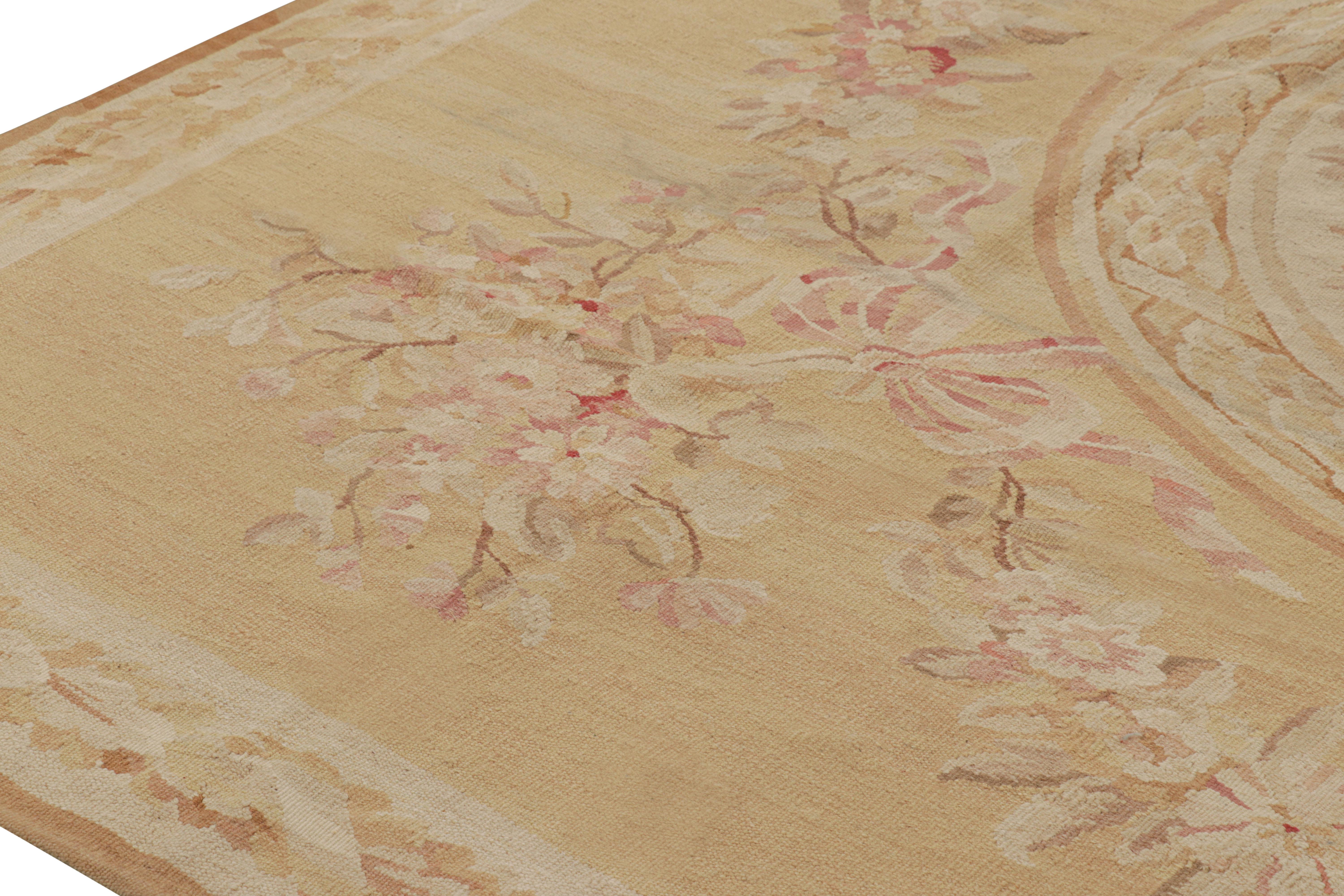 XXIe siècle et contemporain Rug & Kilim's Aubusson Style Square Rug in Gold and Beige with Floral Medallion (tapis carré de style Aubusson en or et beige avec médaillon floral) en vente