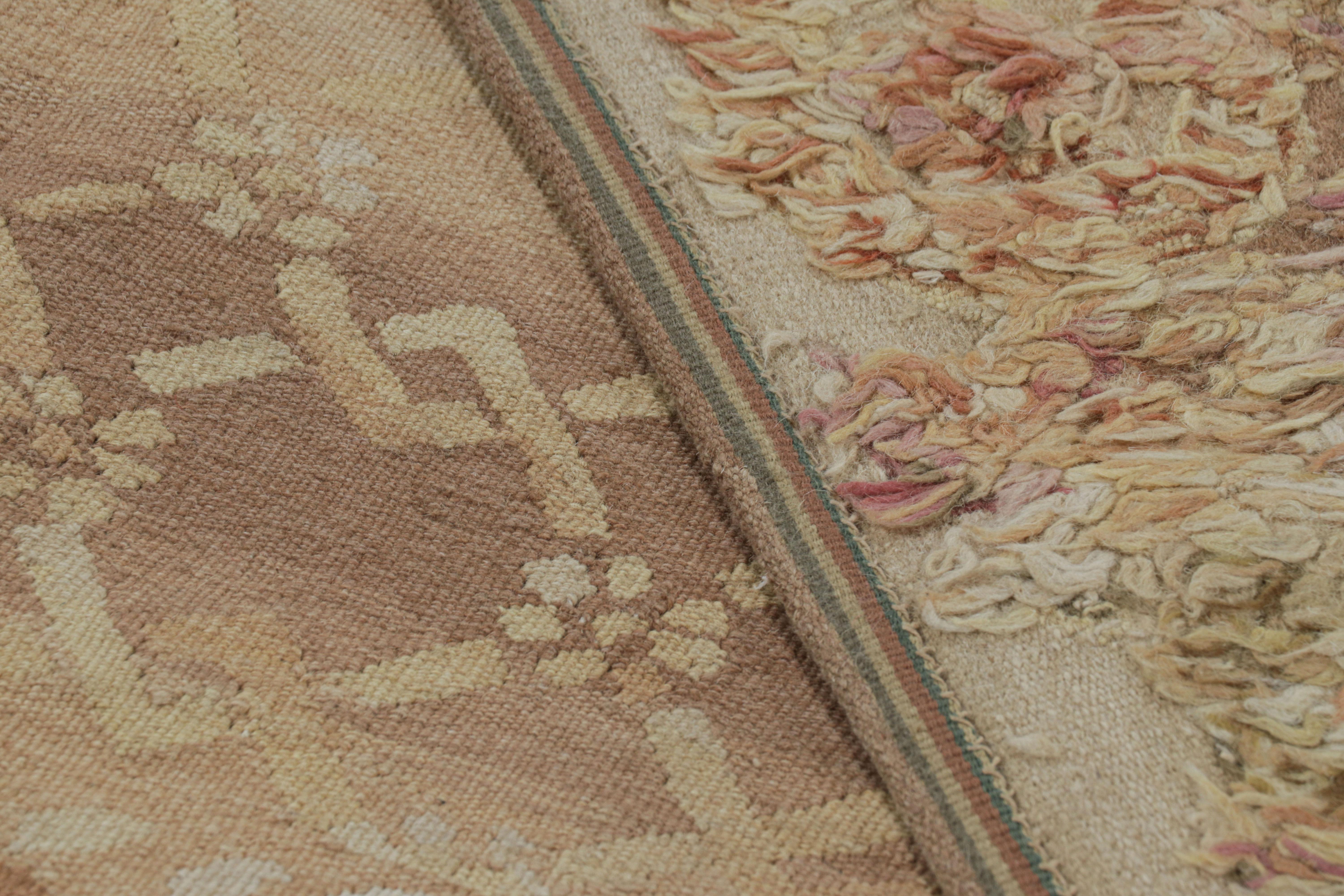 Lana Rug & Kilim - Tappeto quadrato in stile Aubusson in oro e beige con medaglione floreale in vendita