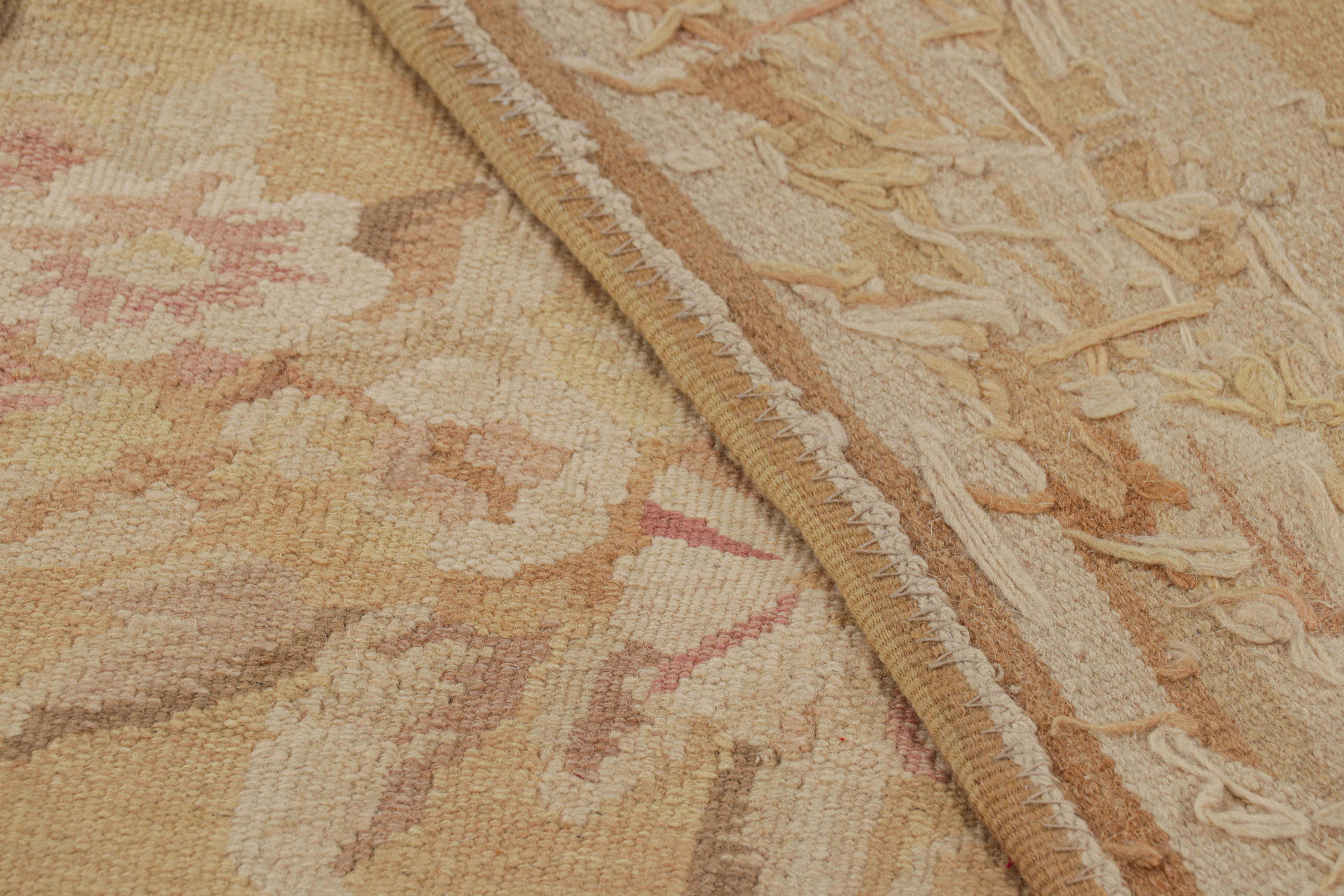 Laine Rug & Kilim's Aubusson Style Square Rug in Gold and Beige with Floral Medallion (tapis carré de style Aubusson en or et beige avec médaillon floral) en vente