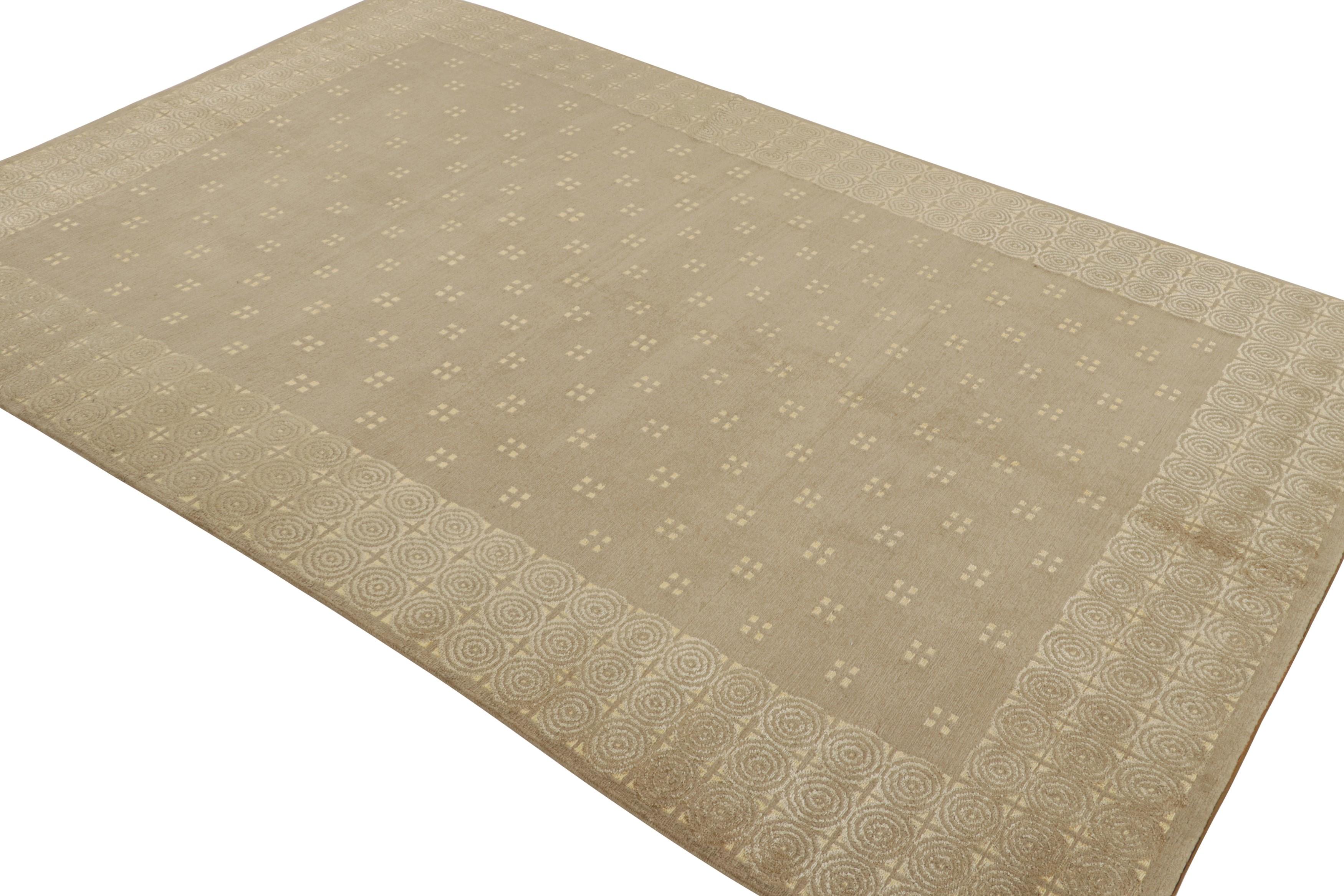 Réalisé en laine et soie nouées à la main, ce tapis art déco autrichien moderne 6x9 de couleur beige-brun souligne des motifs géométriques, des touches de crème et un léger soupçon de vert sauge. 

Sur le Design : 

S'inspirant des célèbres motifs
