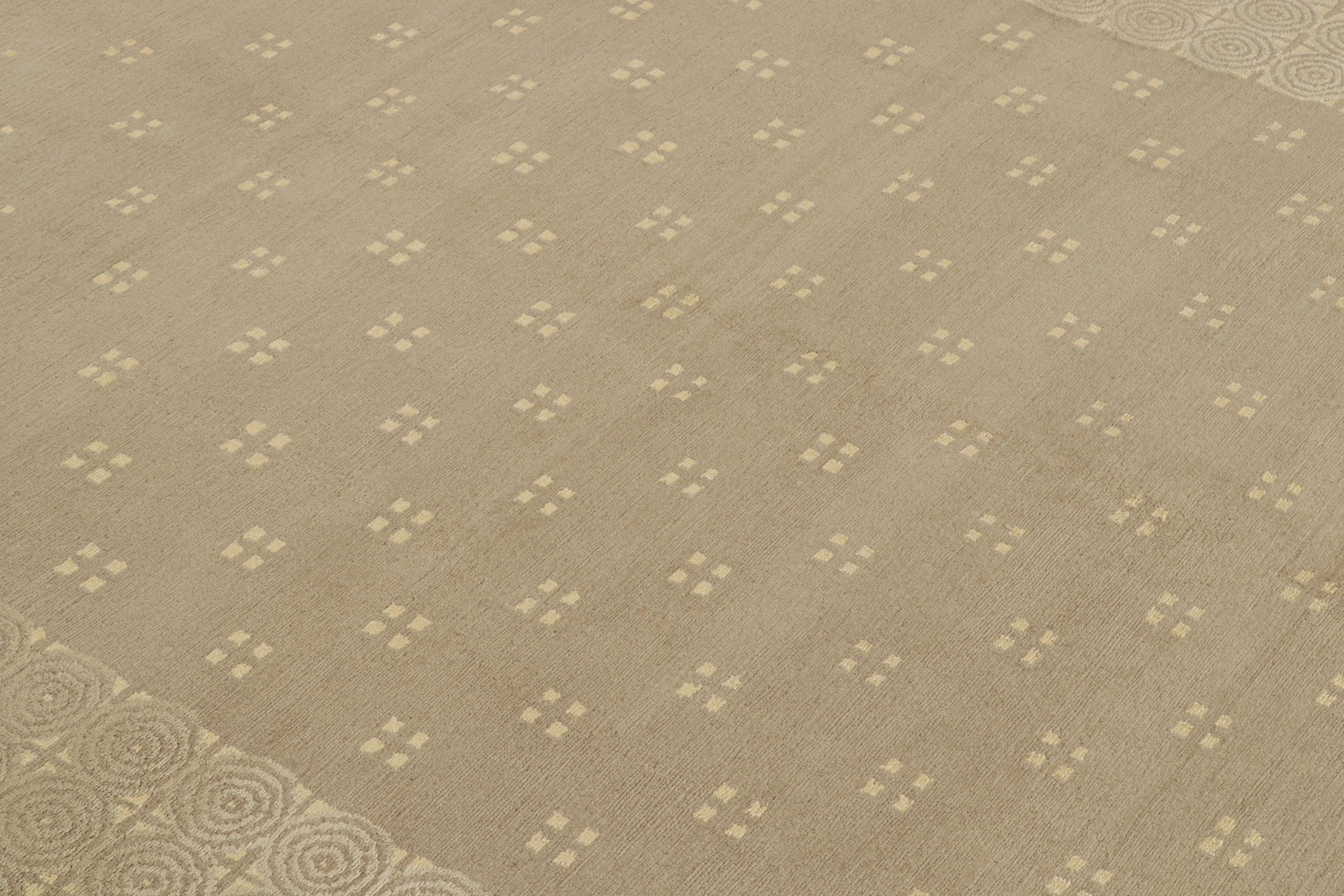 Noué à la main Rug & Kilim's Austrian Art Deco Rug in Beige-Brown with Geometric Patterns (tapis autrichien Art déco en beige et brun avec des motifs géométriques) en vente