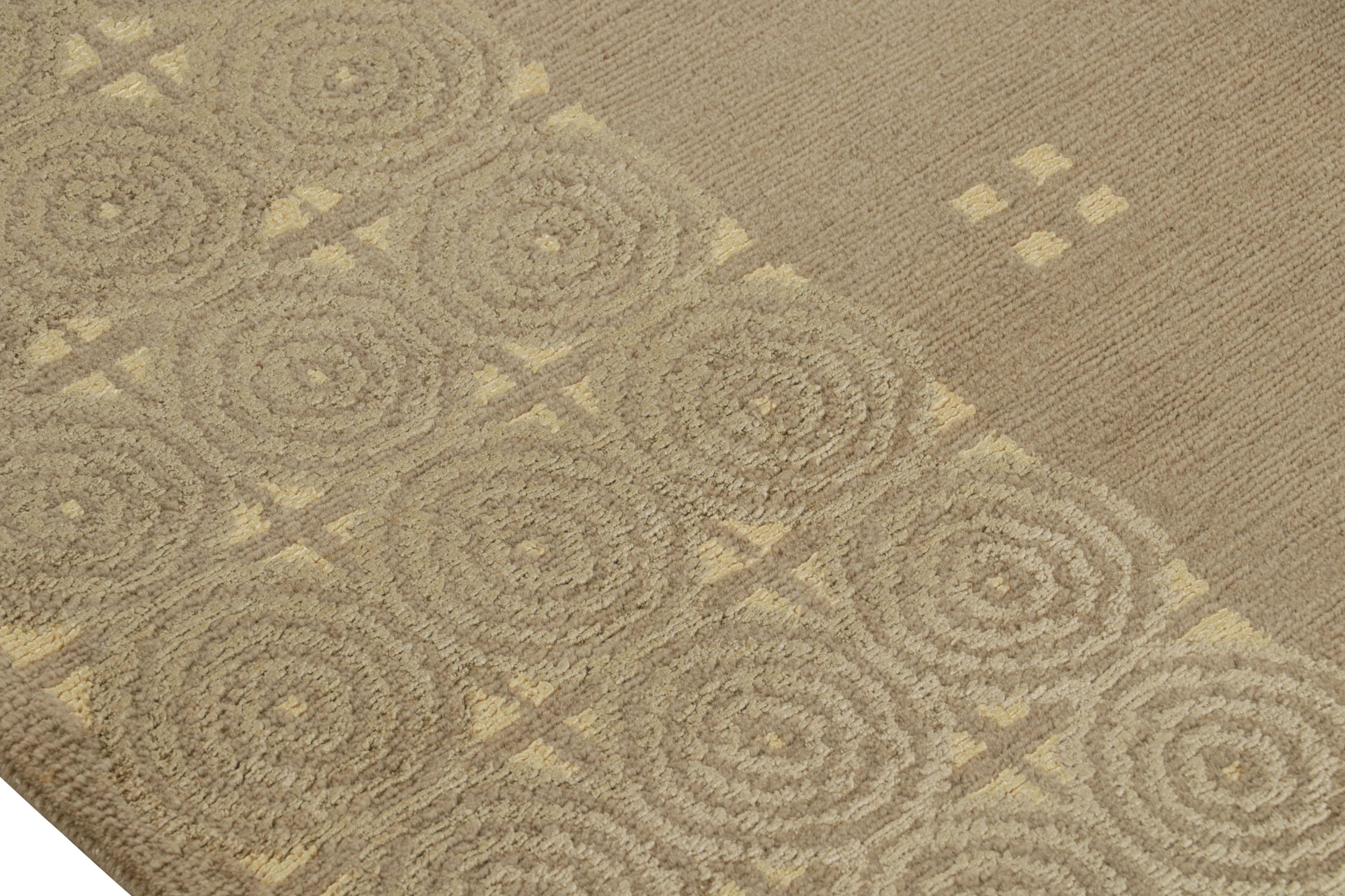 Rug & Kilim's Austrian Art Deco Rug in Beige-Brown with Geometric Patterns (tapis autrichien Art déco en beige et brun avec des motifs géométriques) Neuf - En vente à Long Island City, NY
