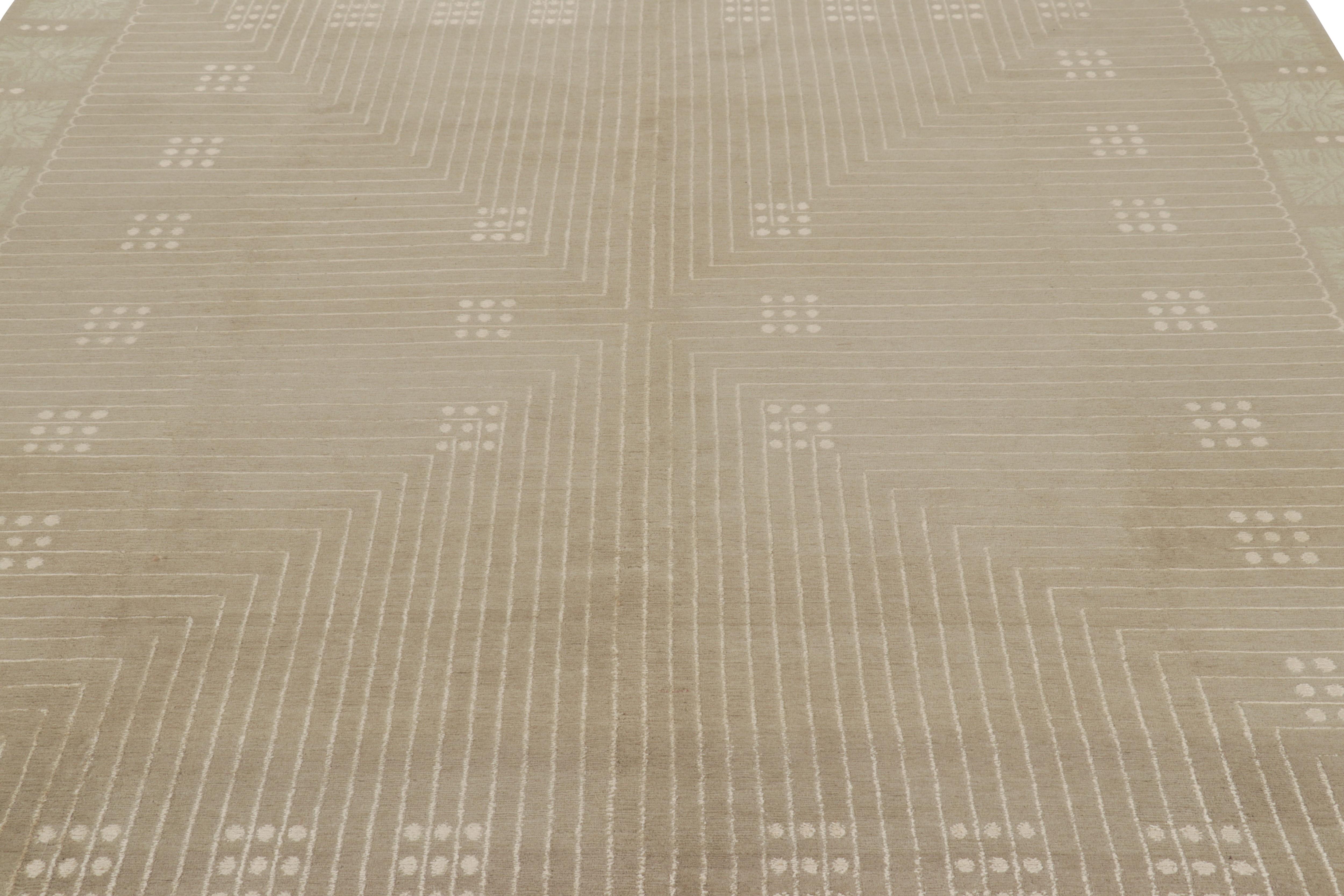 Noué à la main dans un mélange de laine et de soie, ce tapis de transition de 8 x 10 est un ajout à la collection de tapis européens de Rug & Kilim, inspiré par un style de tapis Art déco autrichien distinctif affectueusement surnommé le design