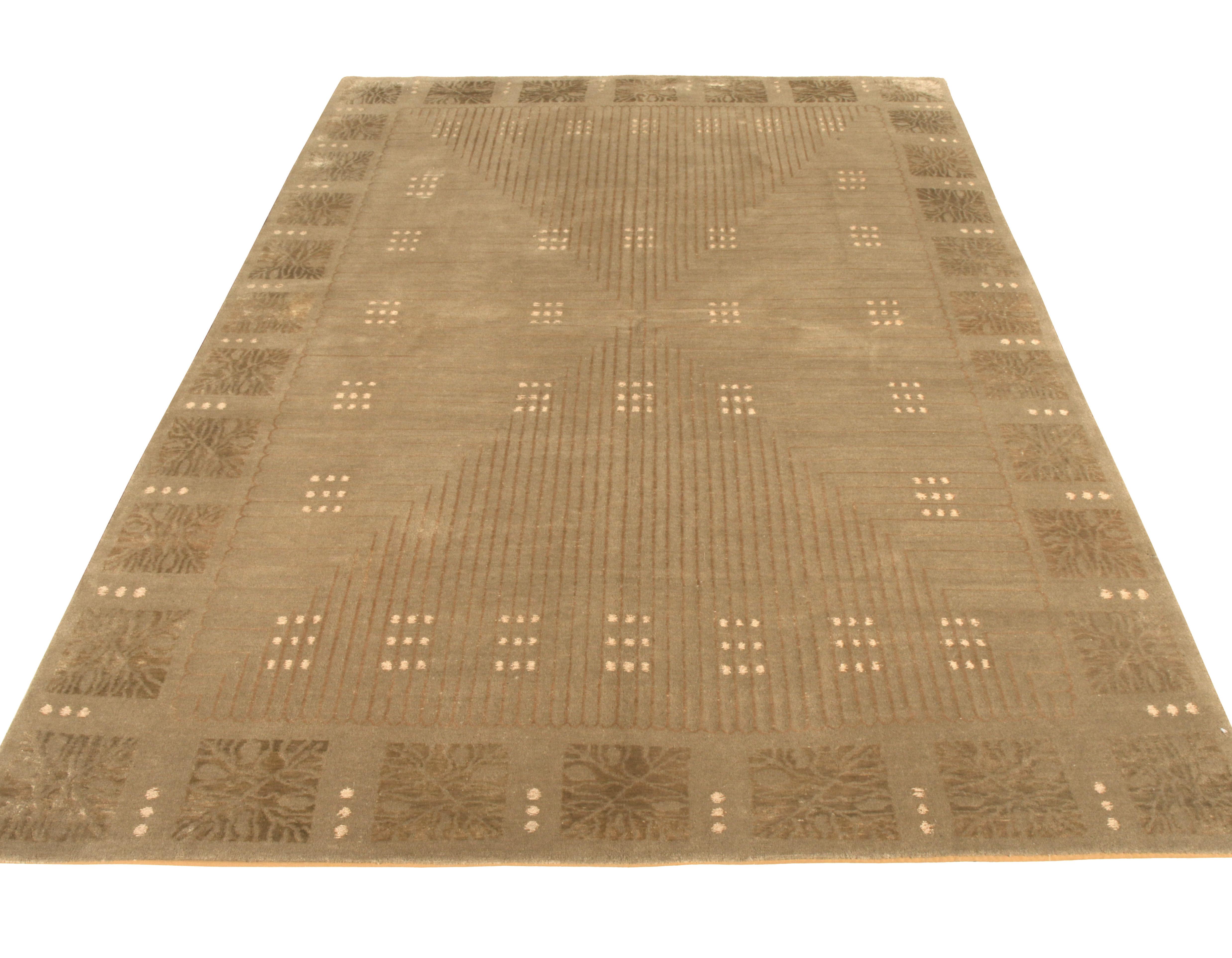 Une ode spacieuse de 6 x 9 aux styles de tapis Art déco autrichiens, qui entre dans la Collection européenne de Rug & Kilim. Le mélange luxueux de laine et de soie donne un lustre lisse qui se marie naturellement avec les tons subtils de beige-brun