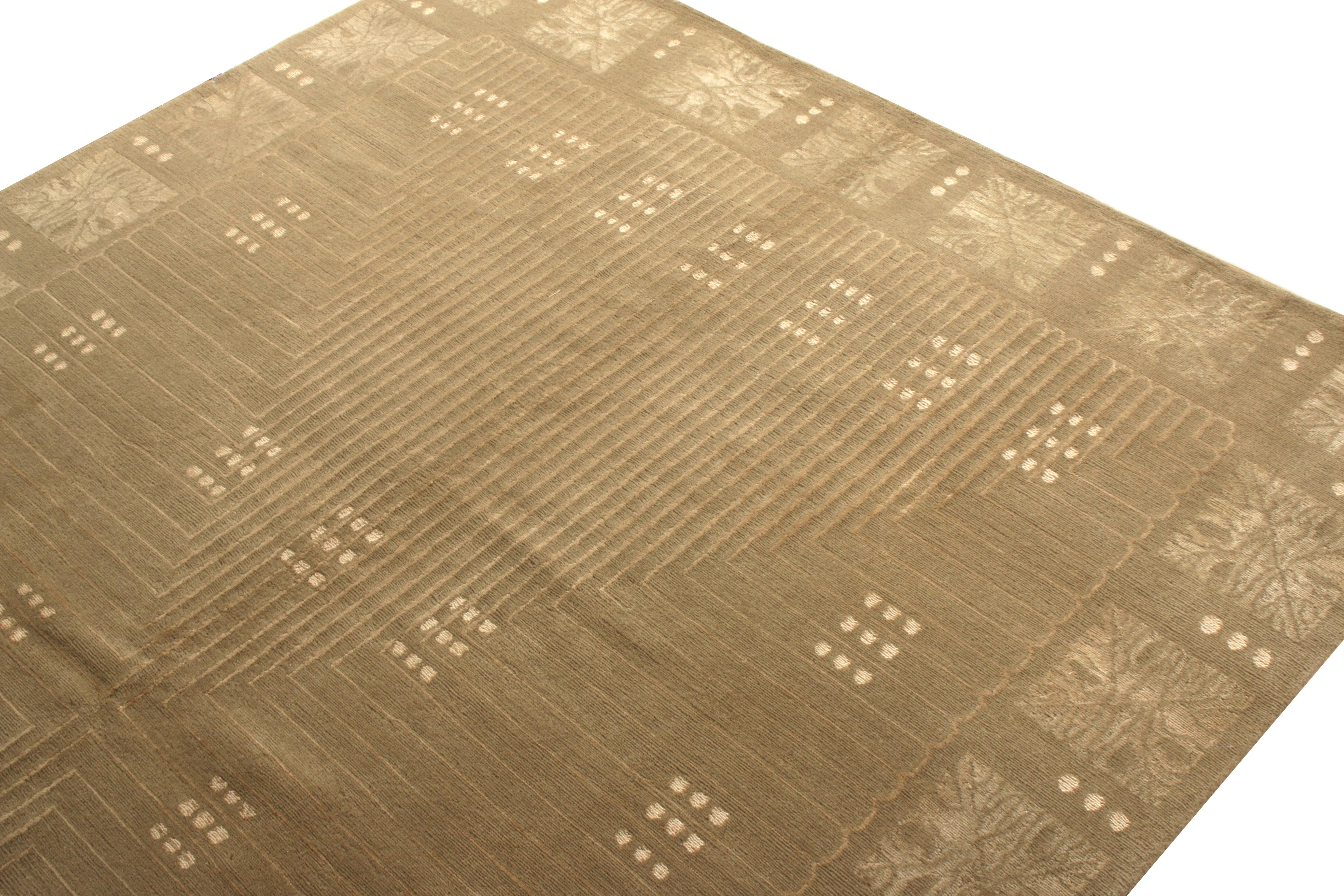 Népalais Rug & Kilim's Austrian Art Deco Style Rug in Beige Brown Geometric Pattern (tapis autrichien de style art déco à motif géométrique beige et brun) en vente