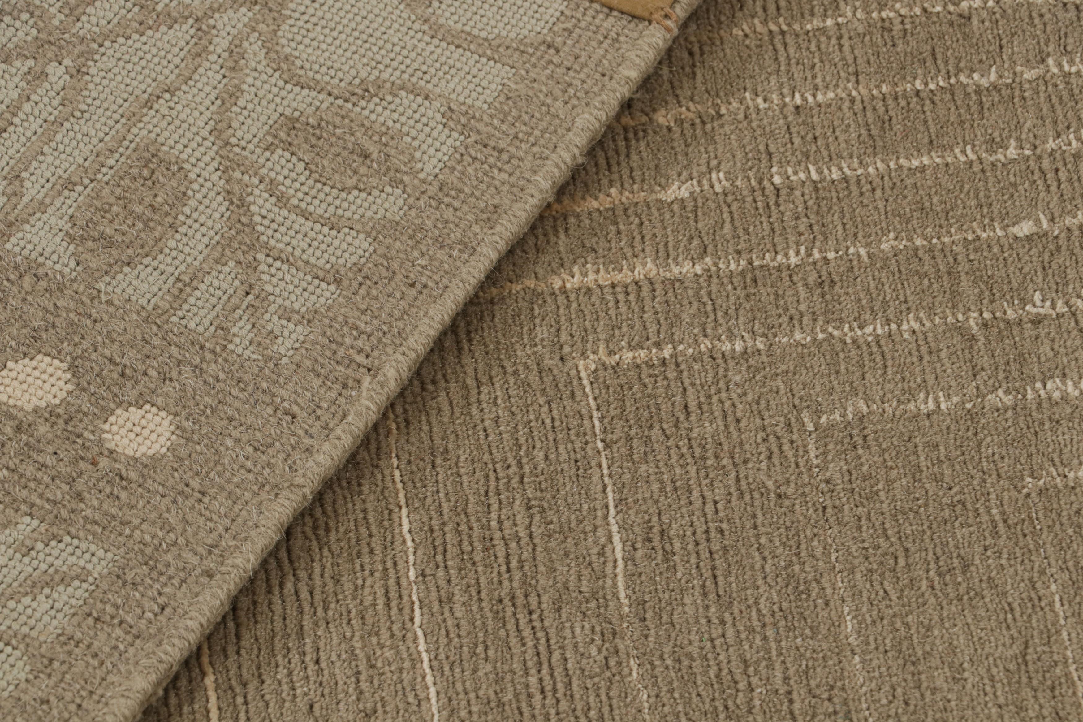 Alfombra austriaca de estilo Art Déco Rug & Kilim en beige-marrón con motivos geométricos Siglo XXI y contemporáneo en venta