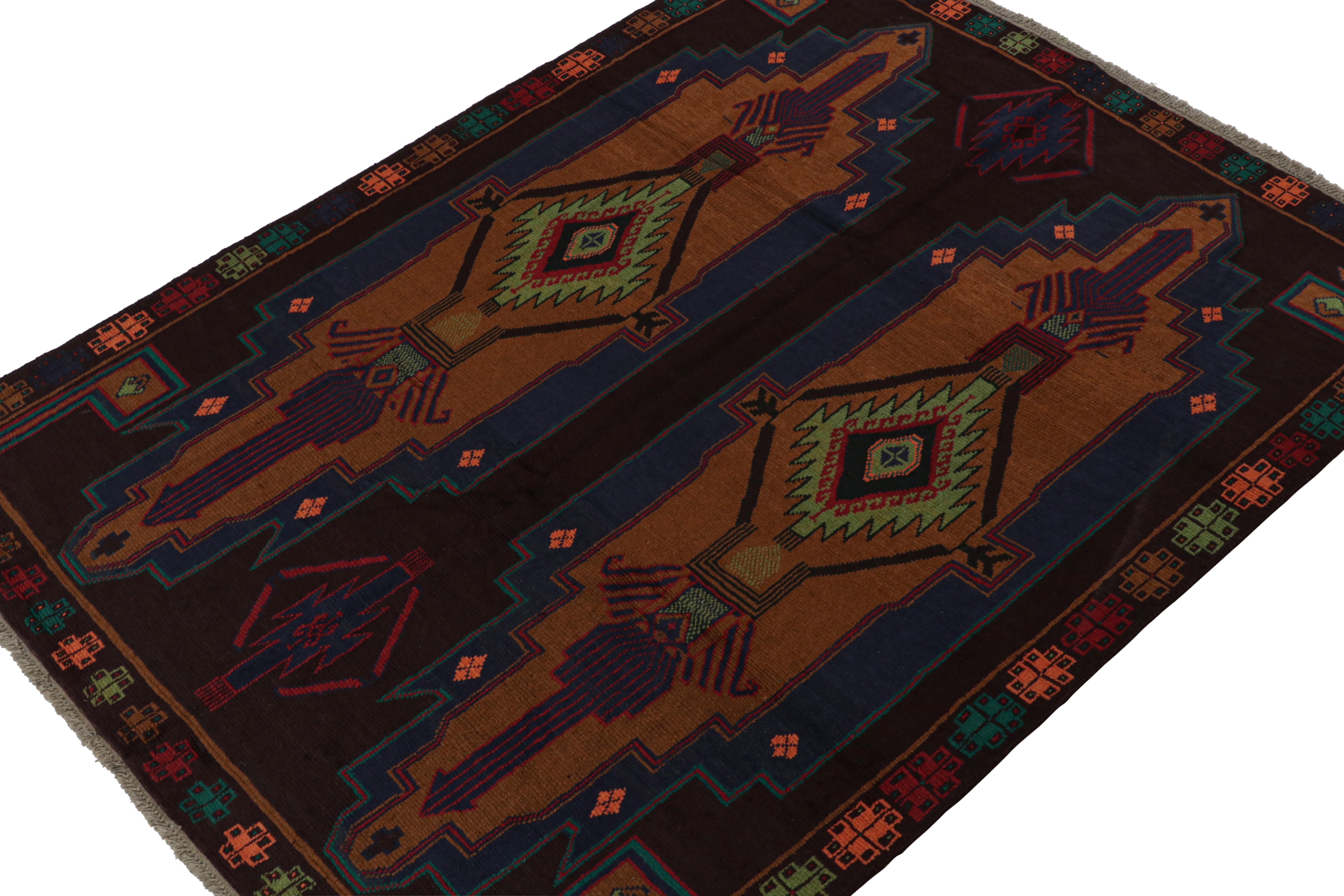 Anudada a mano en lana, esta alfombra Baluch de 7x8 representa una nueva línea de alfombras tribales de la colección Modern Classics de Rug & Kilim. Cada pieza representa el trabajo de las tejedoras de Afganistán, preservando la rica tradición de su