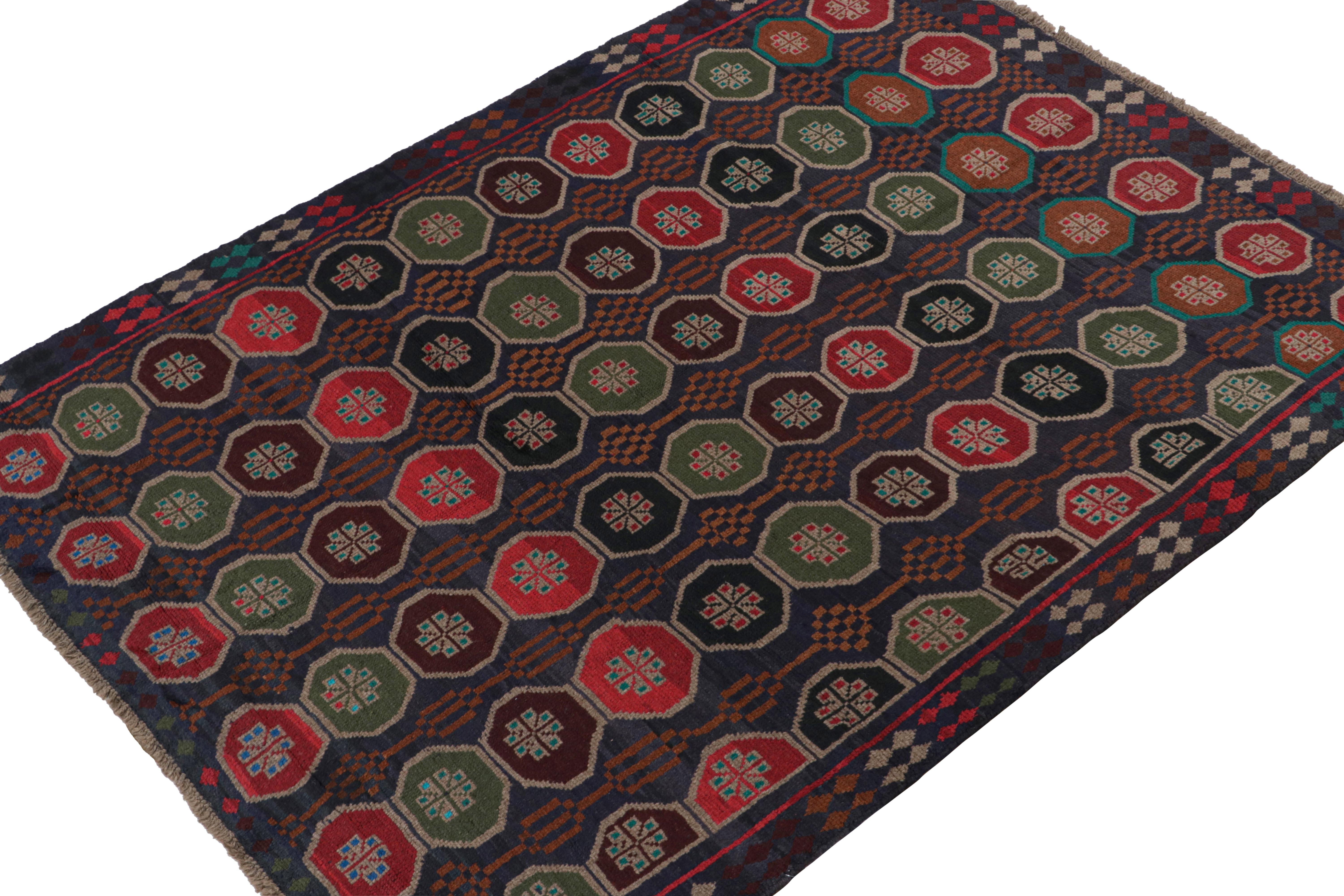 Noué à la main en laine, ce tapis Baluch 6x8 représente une nouvelle ligne de tapis tribaux dans la Collection Modern Classics de Rug & Kilim. Chaque pièce  représente le travail des femmes tisseuses en Afghanistan, préservant la riche tradition de