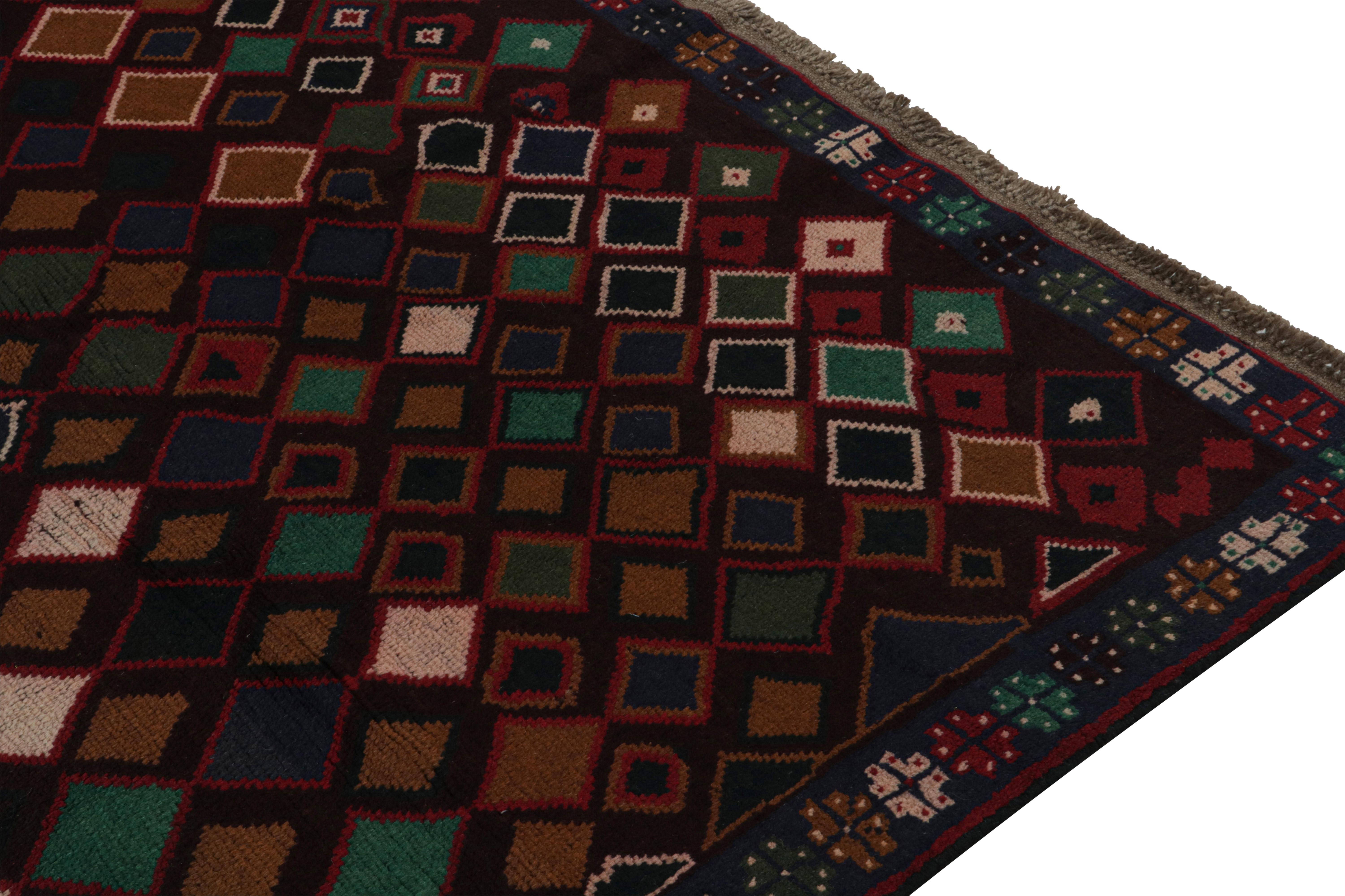Alfombra tribal Baluch de Rug & Kilim en burdeos con motivos de rombos de colores Anudado a mano en venta
