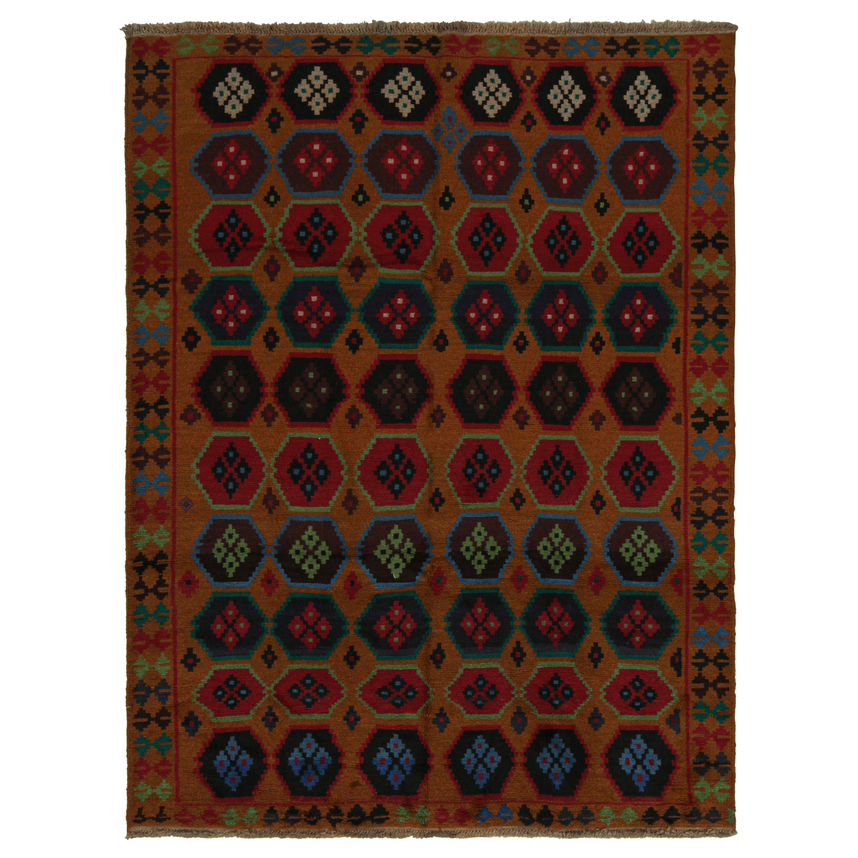 Rug & Kilim's Baluch Tribal Rug in Rust Tones with Colorful Hexagon Patterns (Tapis tribal Baluch dans les tons rouille avec motifs hexagonaux colorés)