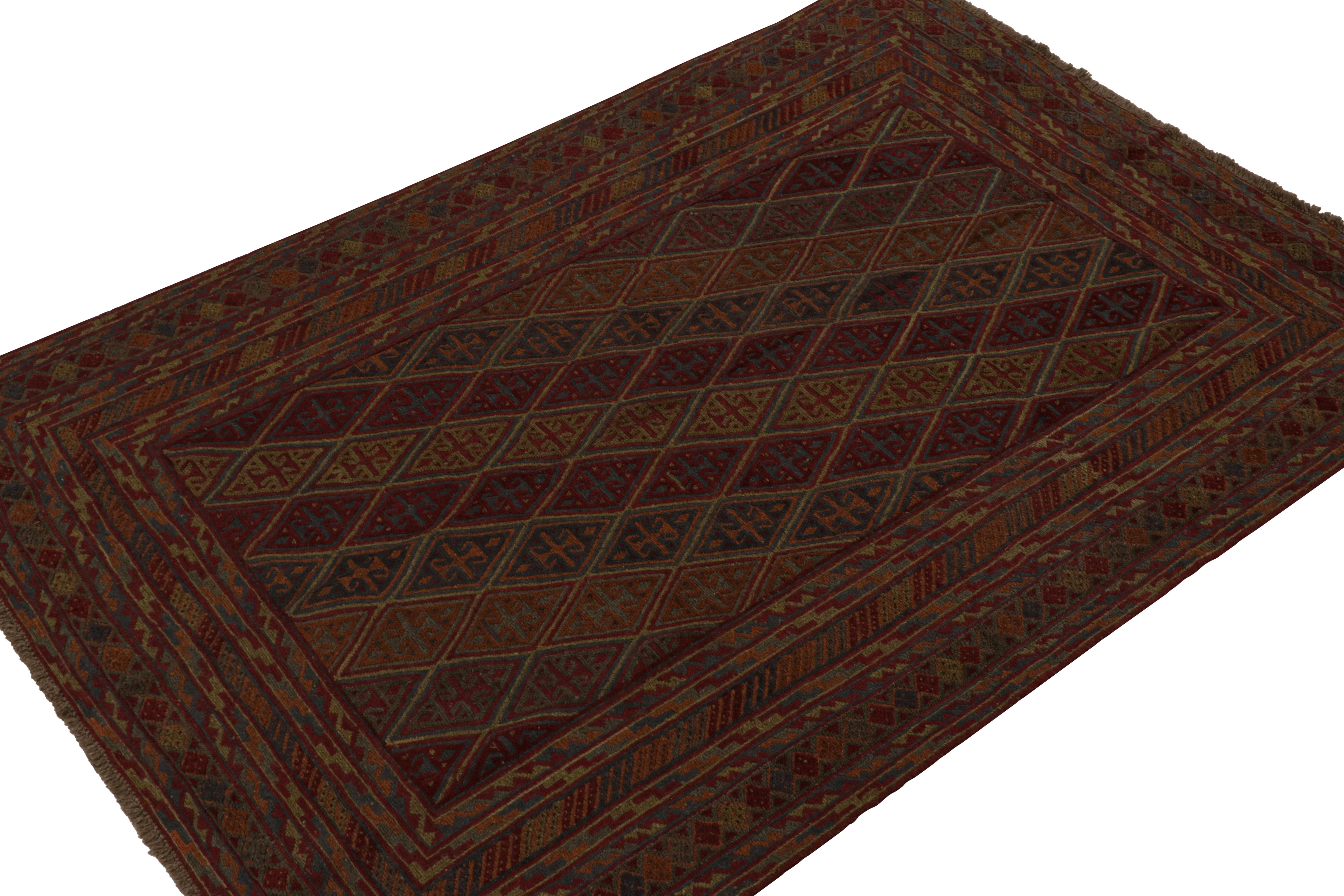 Noué à la main en laine, ce tapis Baluch 7x9 représente une nouvelle ligne de tapis tribaux dans la Collection Modern Classics de Rug & Kilim. Chaque pièce  représente le travail des femmes tisseuses en Afghanistan, préservant la riche tradition de