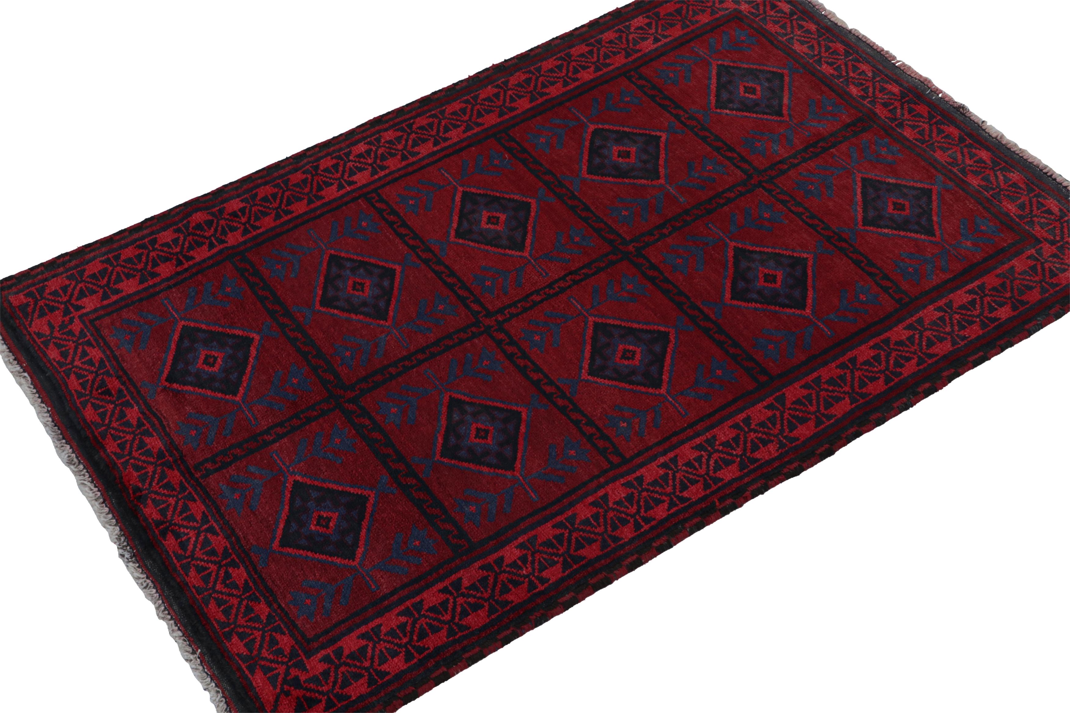 Dieser handgeknüpfte Baluch-Teppich (4x6) aus Wolle repräsentiert eine neue Linie von Stammesteppichen in der Modern Classics Collection'S von Rug & Kilim. Jedes Stück  steht für die Arbeit von Weberinnen in Afghanistan, die die reiche Tradition