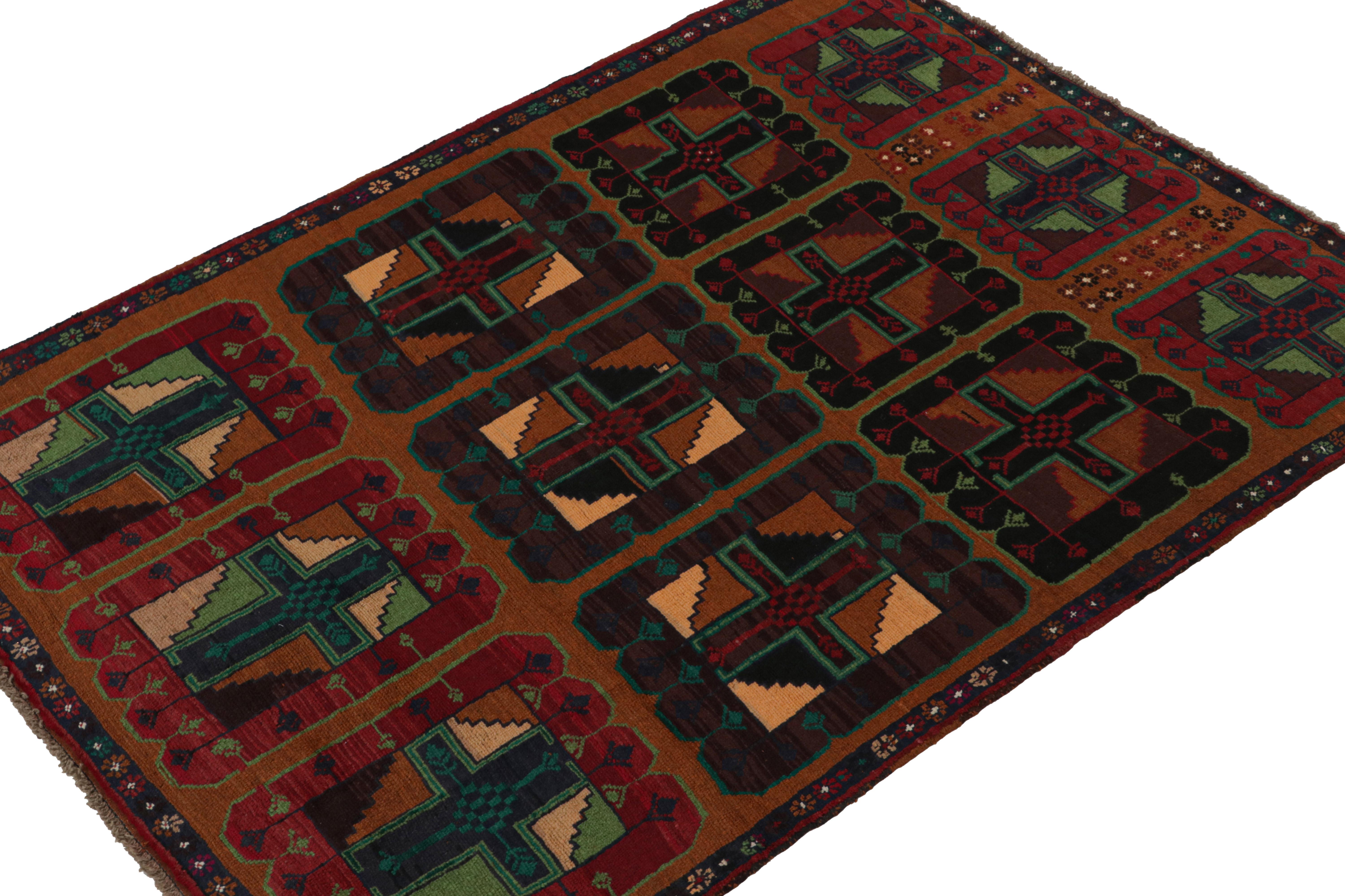 Noué à la main en laine, ce tapis Baluch 6x8 représente une nouvelle ligne de tapis tribaux dans la Collection Modern Classics de Rug & Kilim. Chaque pièce  représente le travail des femmes tisseuses en Afghanistan, préservant la riche tradition de