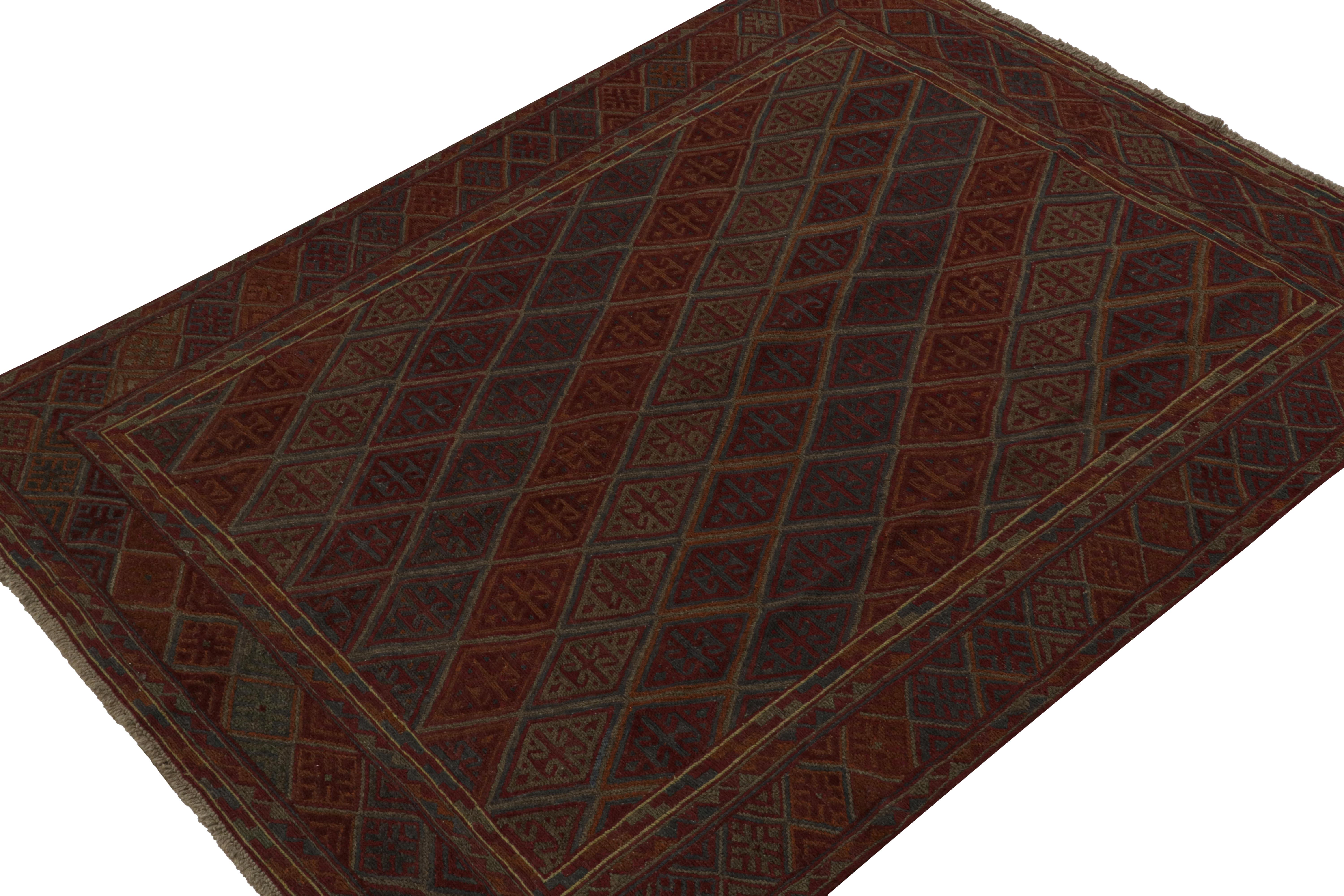 Noué à la main en laine, ce tapis Baluch 6x8 représente une nouvelle ligne de tapis tribaux dans la Collection Modern Classics de Rug & Kilim. Chaque pièce  représente le travail des femmes tisseuses en Afghanistan, préservant la riche tradition de