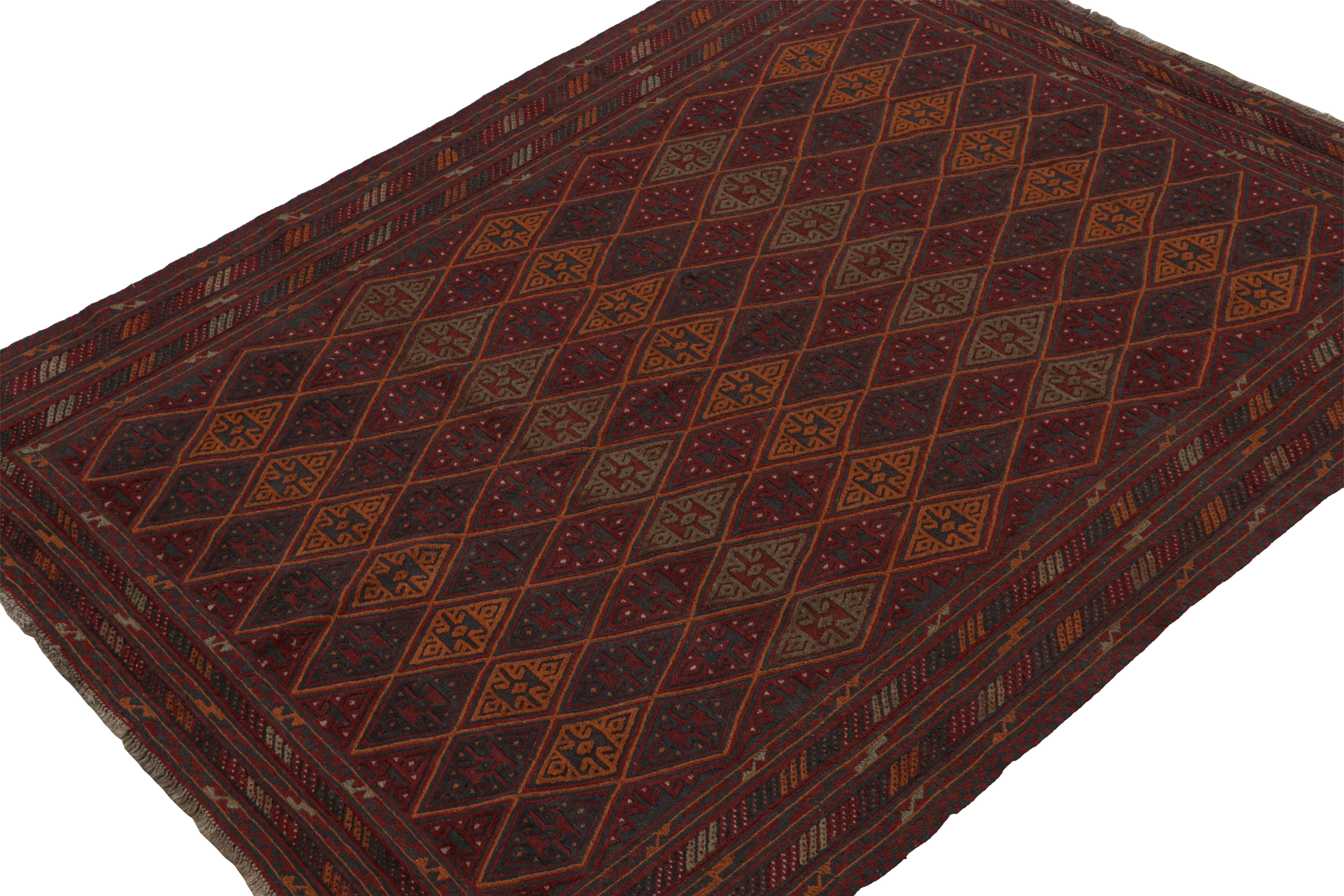 Noué à la main en laine, ce tapis Baluch 7x9 représente une nouvelle ligne de tapis tribaux dans la Collection Modern Classics de Rug & Kilim. Chaque pièce  représente le travail des femmes tisseuses en Afghanistan, préservant la riche tradition de