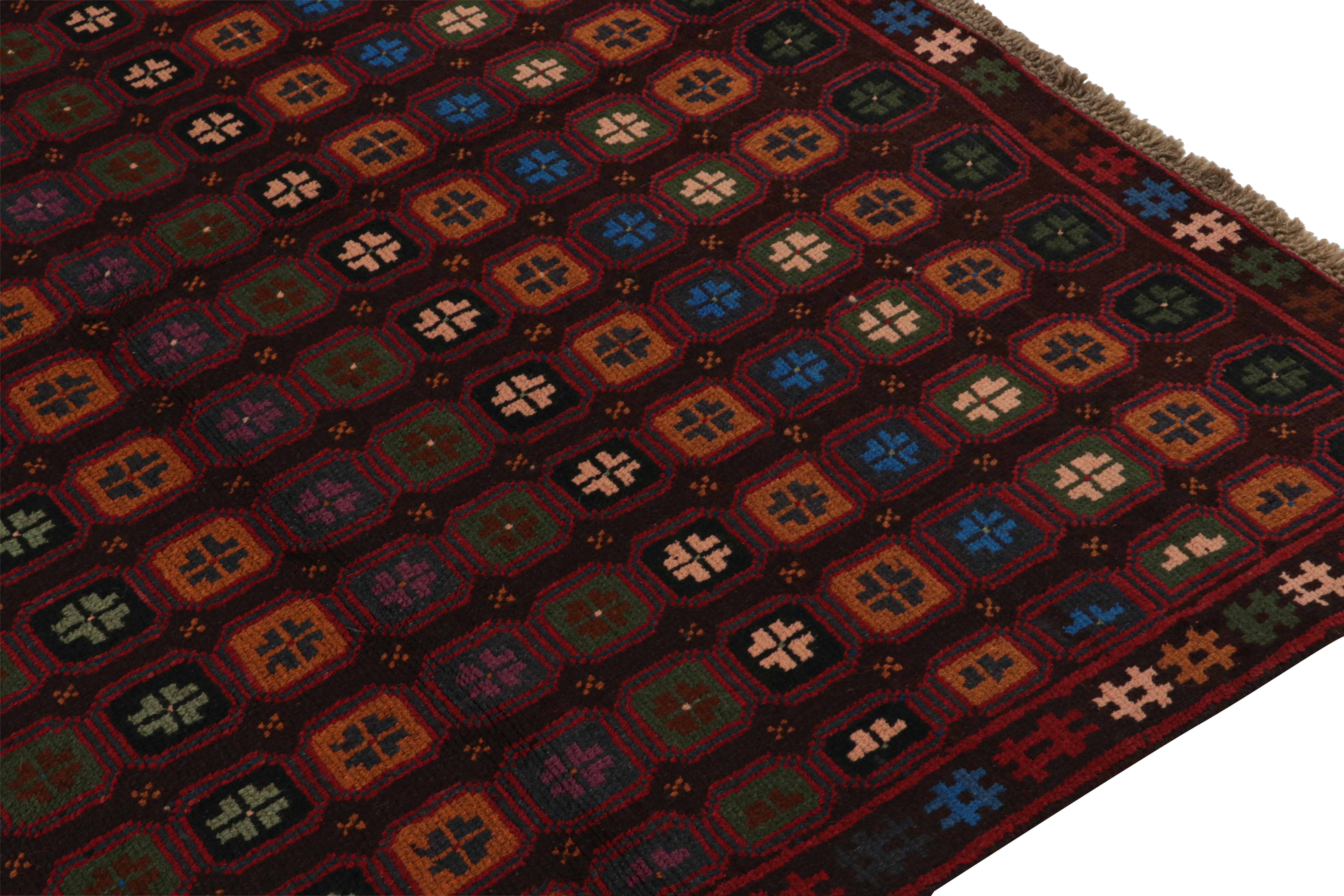 Rug & Kilim's Baluch Stammesteppich mit bunten geometrischen Mustern (Handgeknüpft) im Angebot