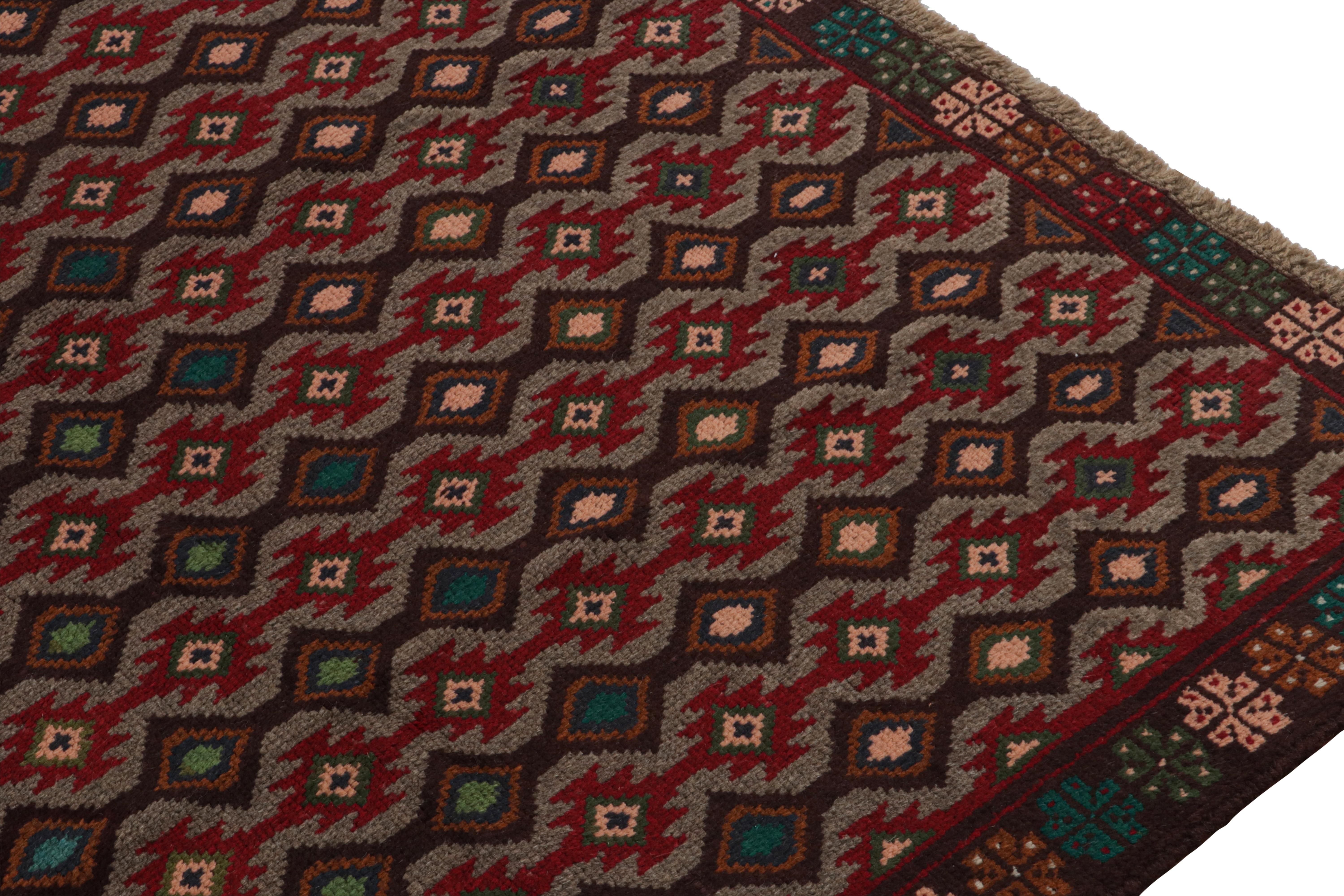 Annodato a mano Rug & Kilim: tappeto tribale Baluch con motivi geometrici colorati in vendita
