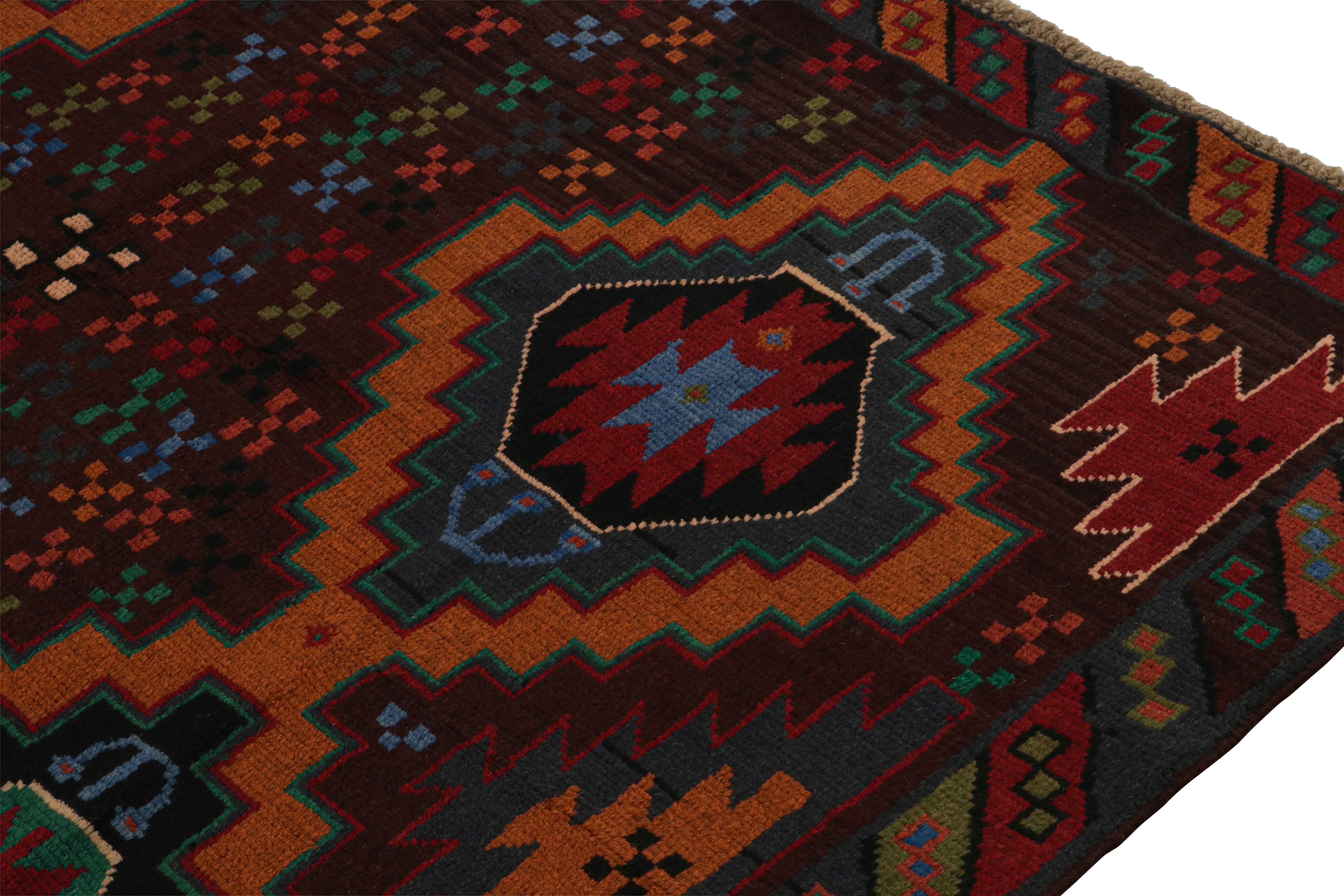 Rug & Kilim's Baluch Stammesteppich mit bunten geometrischen Mustern im Zustand „Neu“ im Angebot in Long Island City, NY