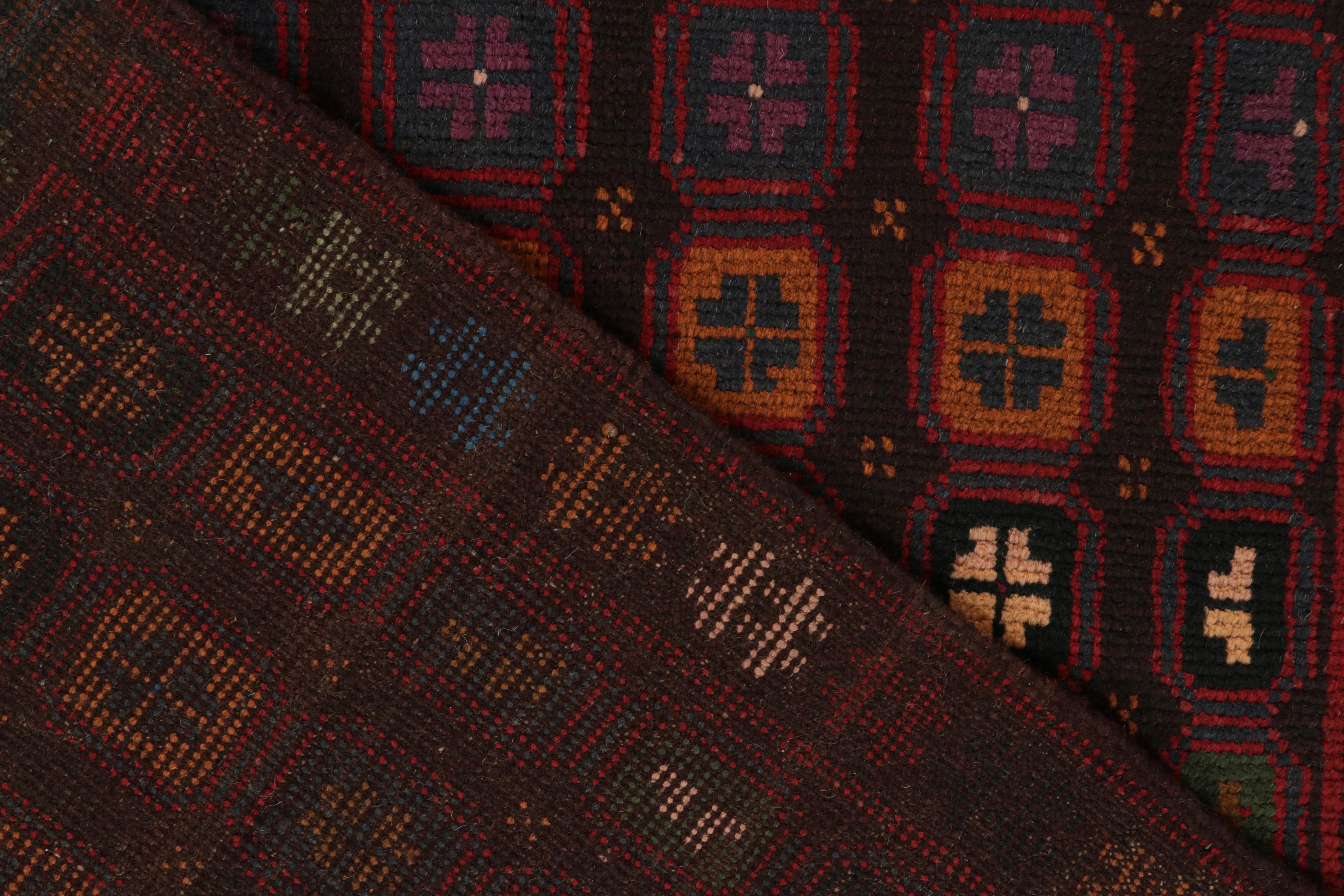 Rug & Kilim's Baluch Stammesteppich mit bunten geometrischen Mustern (21. Jahrhundert und zeitgenössisch) im Angebot