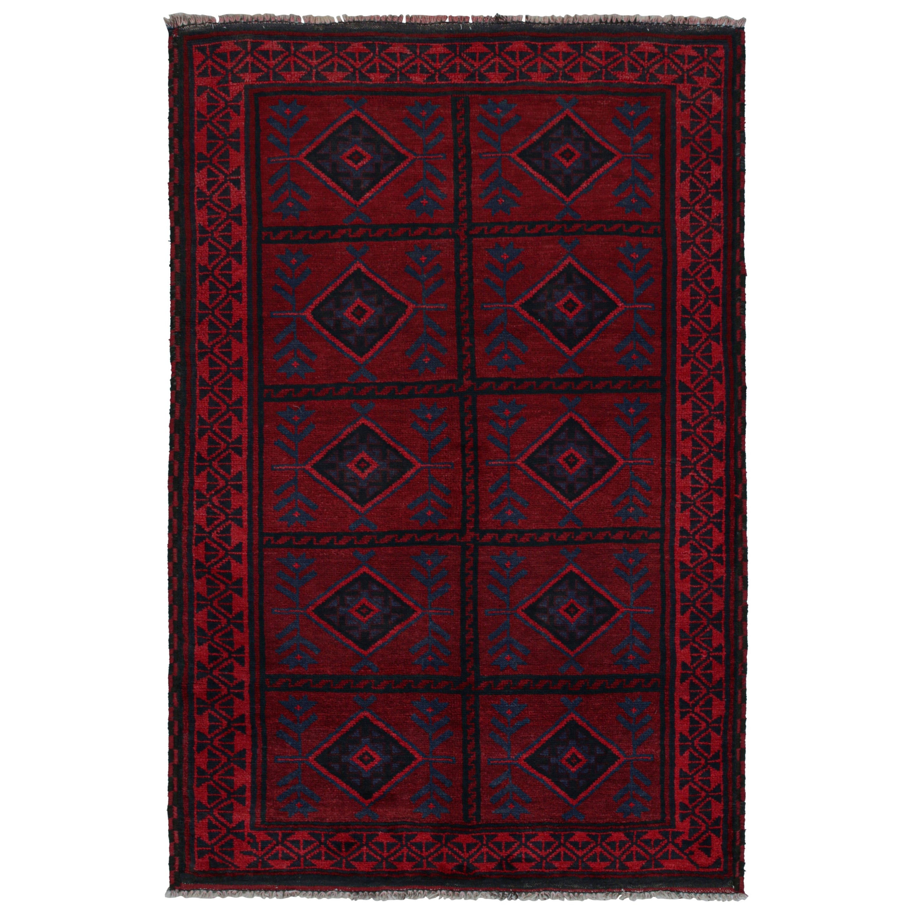 Rug & Kilim's Baluch Stammesteppich mit bunten geometrischen Mustern im Angebot