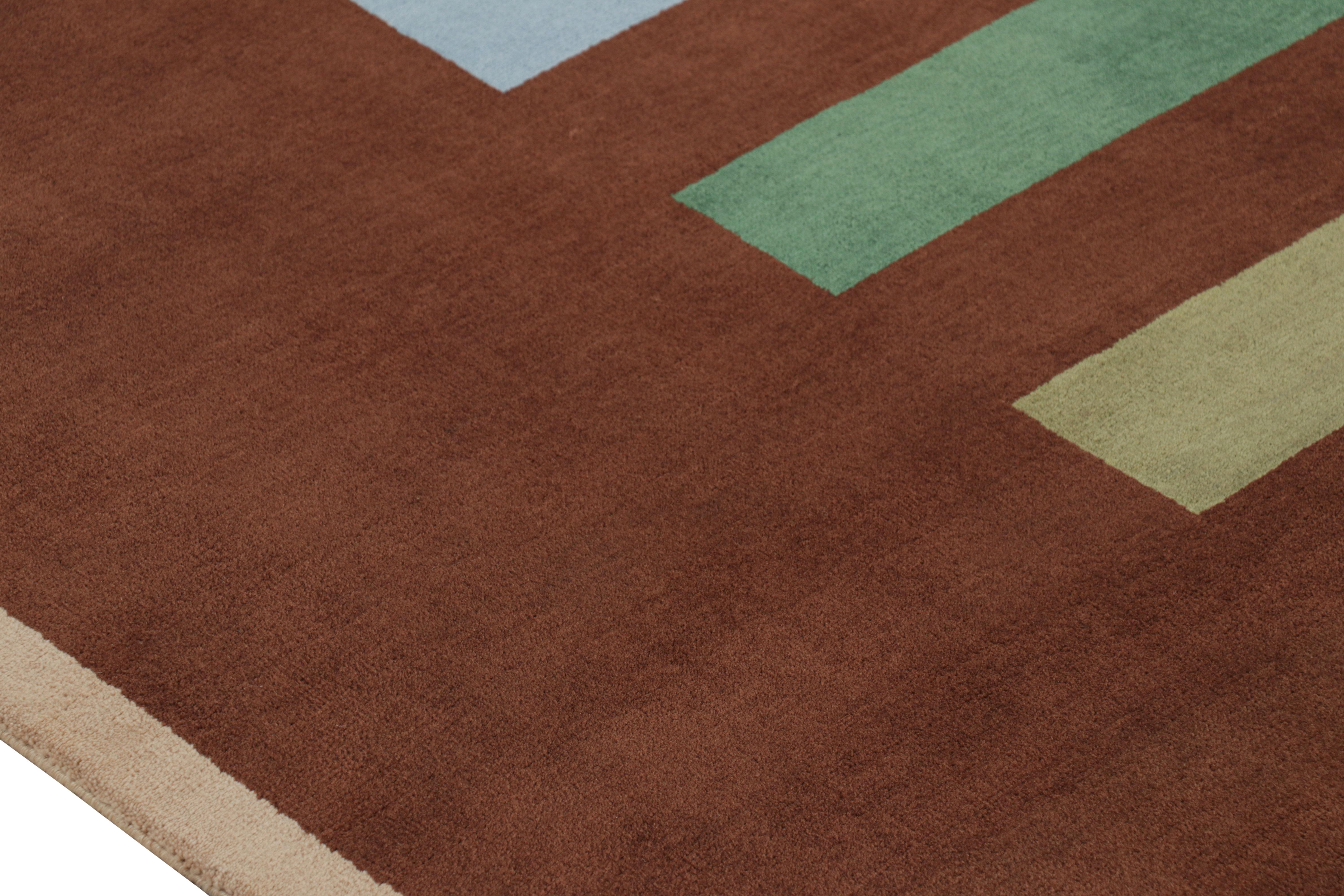 Moderno Rug & Kilim: Tappeto in stile Bauhaus in marrone e bianco con motivi geometrici in vendita