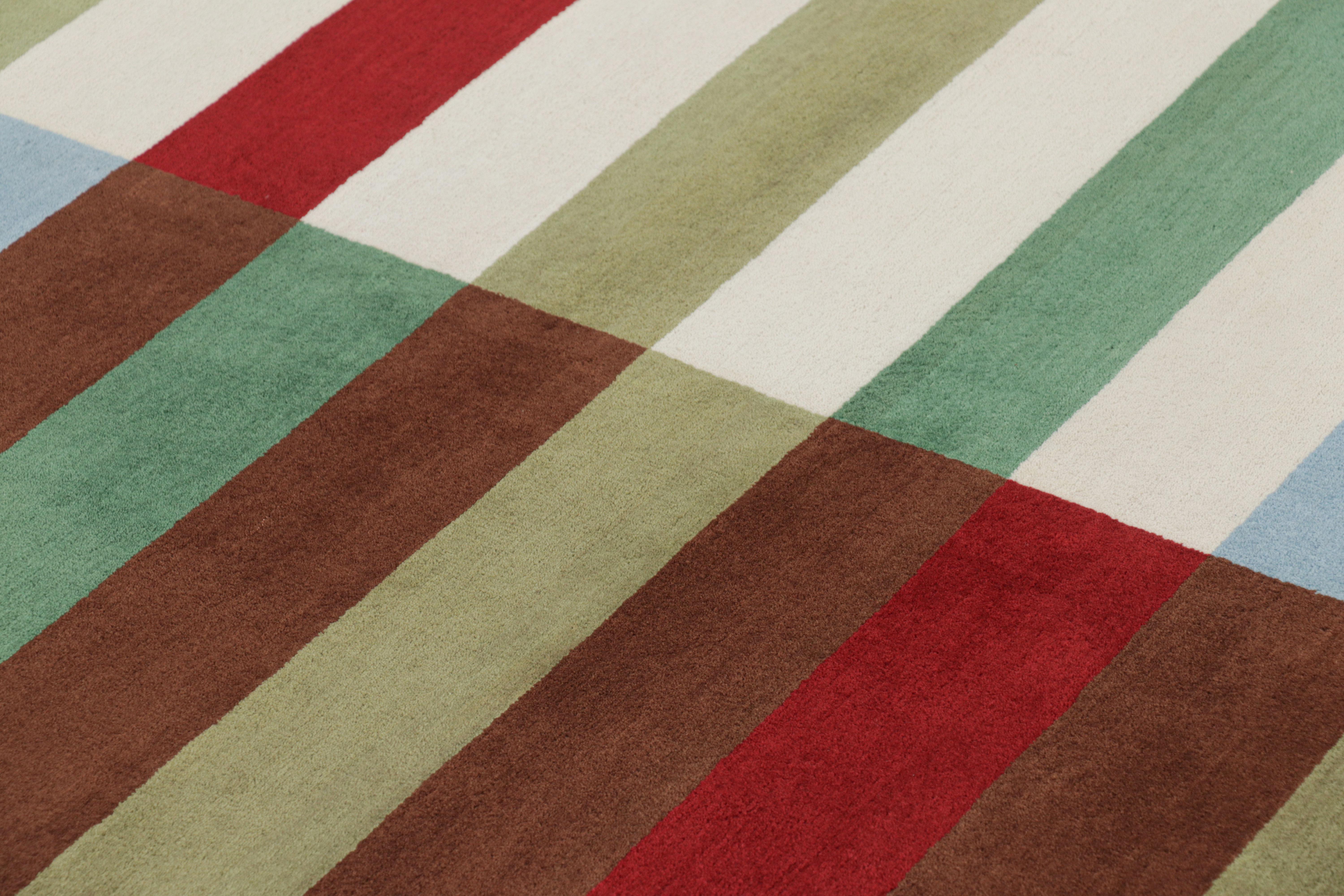 Rug & Kilim's Teppich im Bauhaus-Stil in Brown und Weiß mit geometrischen Mustern im Zustand „Neu“ im Angebot in Long Island City, NY