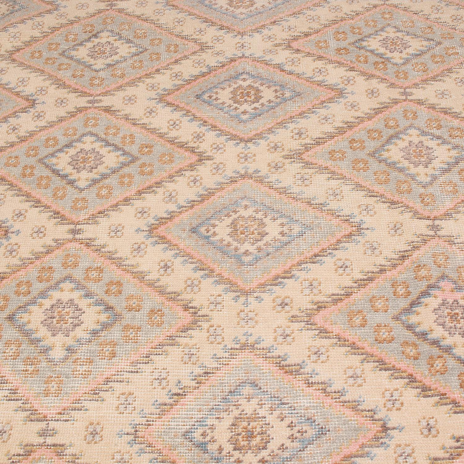 Annodato a mano in lana di alta qualità proveniente dall'India, questo tappeto geometrico-floreale è l'ultima novità della collezione Homage di Rug & Kilim, che offre una versione più raffinata dell'estetica shabby chic con un minor numero di nodi