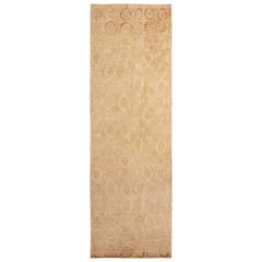 Tapis de couloir géométrique en laine et soie beige à ourlet marron de Kilim