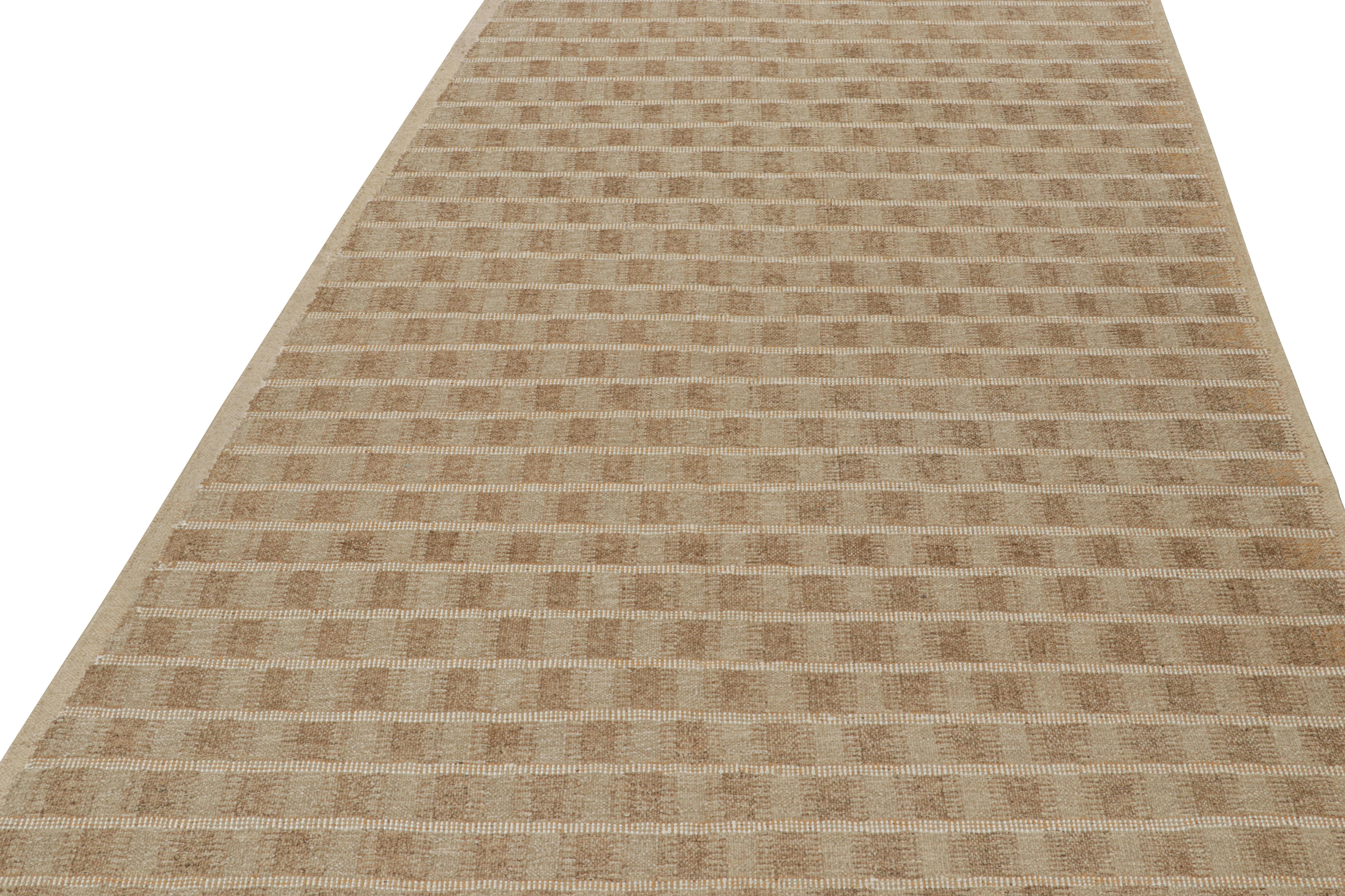 Rug & Kilim's Beige-Braun Skandinavischer Kilim Stil Individuelles Trapezförmiges Teppich Design (Skandinavische Moderne) im Angebot