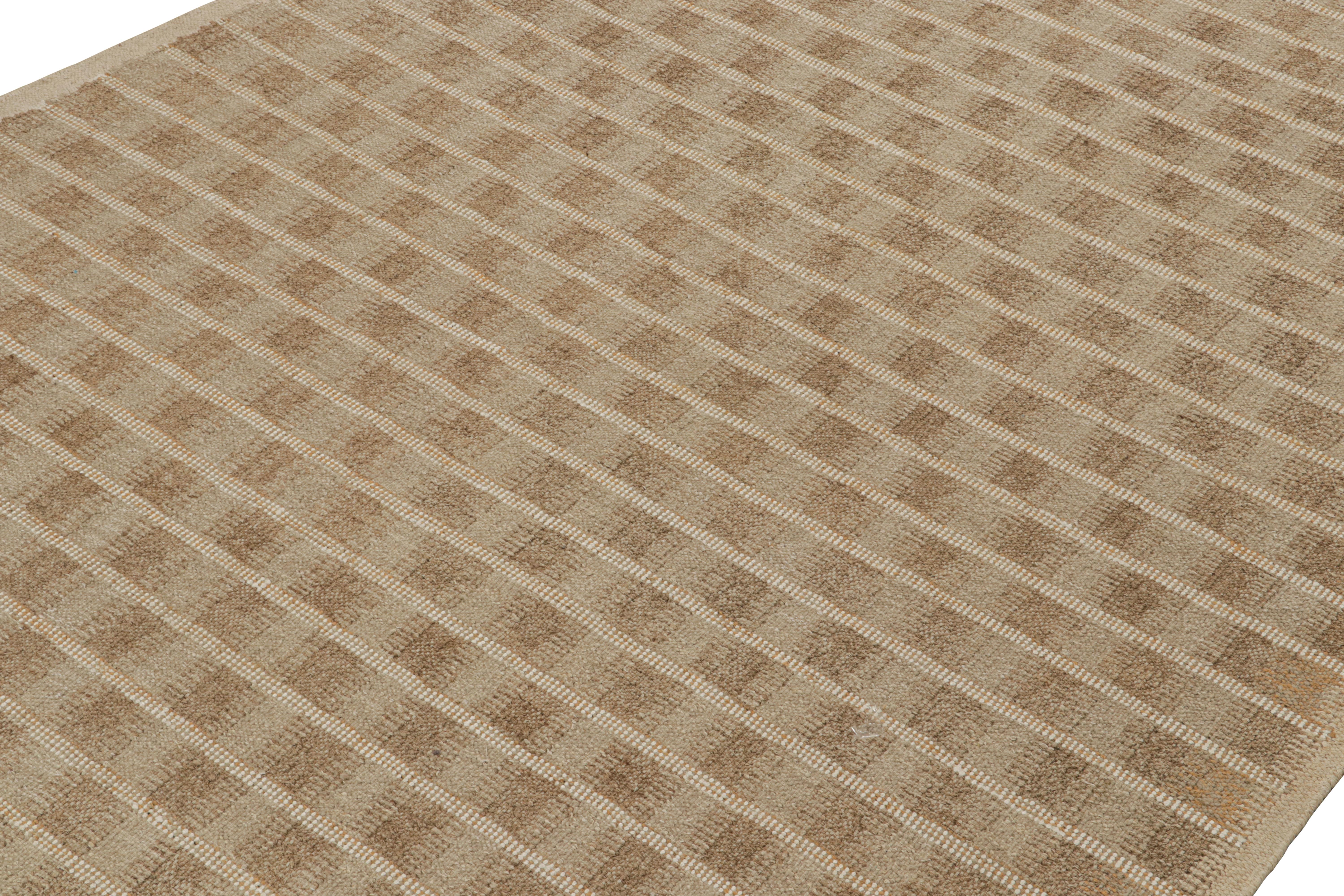 Rug & Kilim's Beige-Braun Skandinavischer Kilim Stil Individuelles Trapezförmiges Teppich Design (Indisch) im Angebot