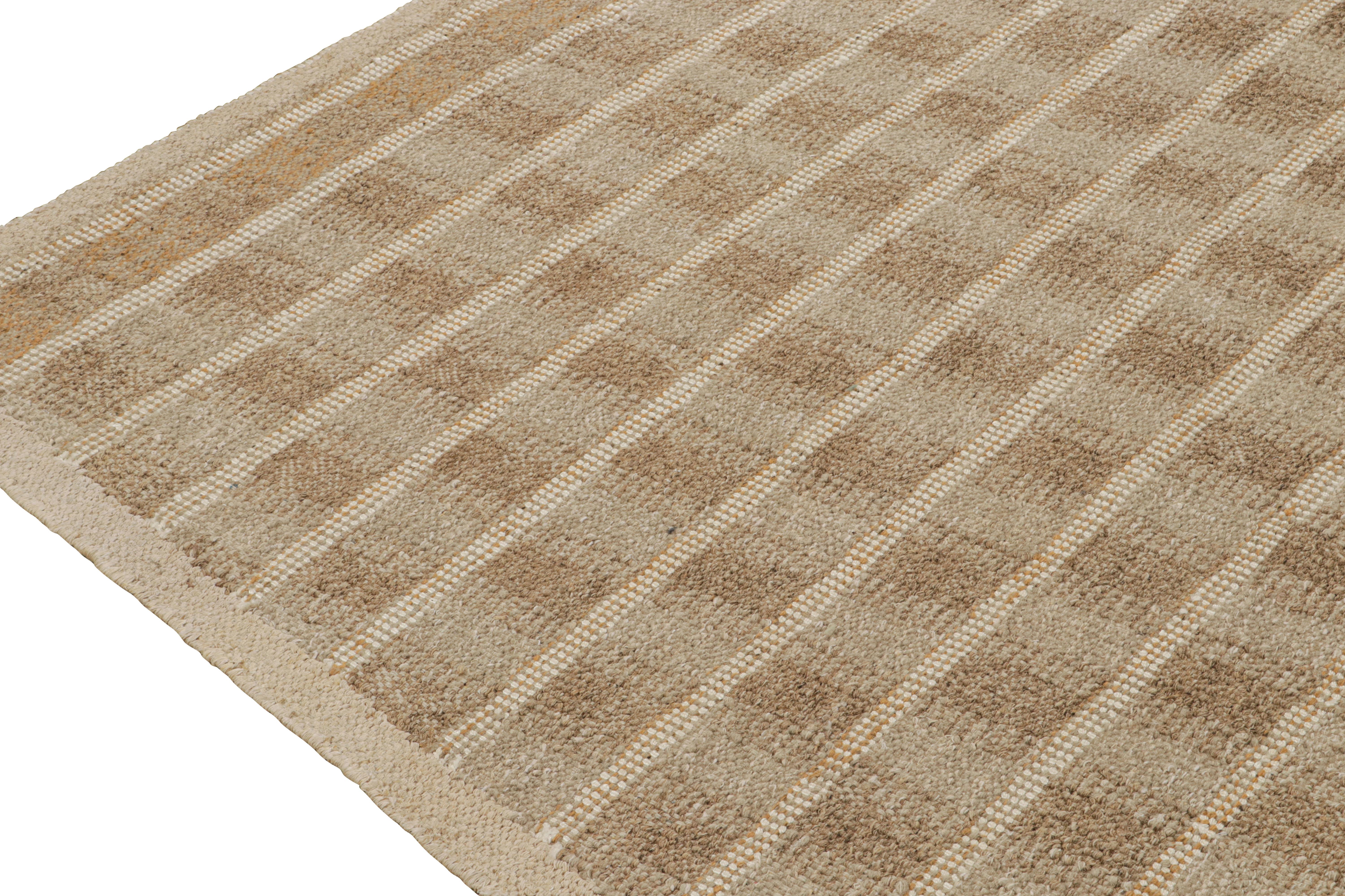 Tessuto a mano Rug & Kilim: Tappeto trapezoidale personalizzato in stile scandinavo beige-marrone di Rug & Kilim in vendita